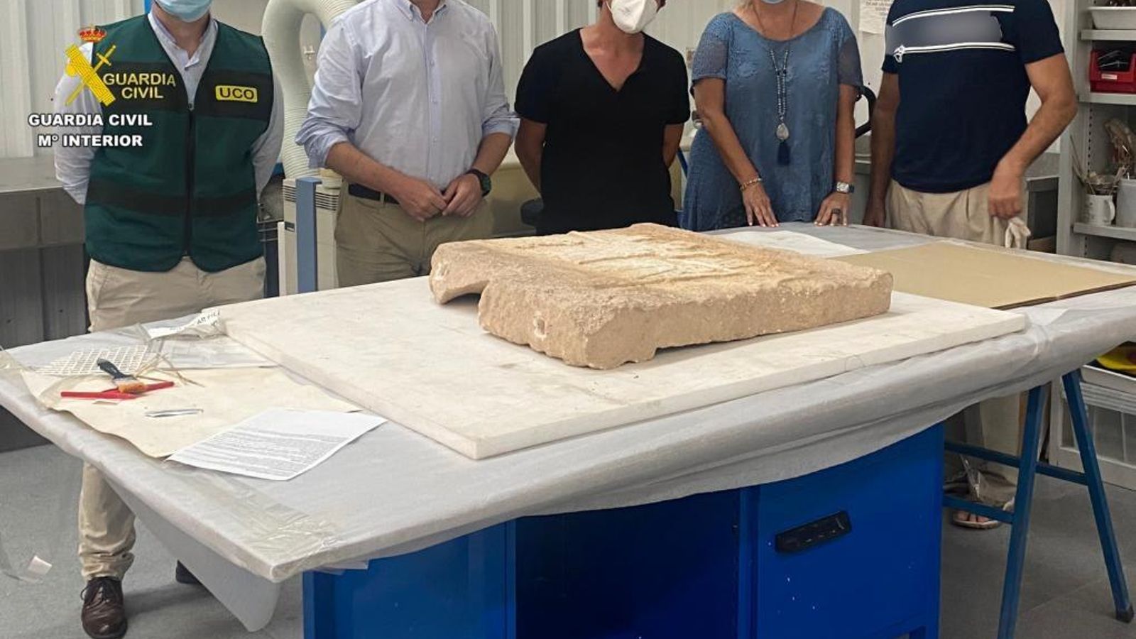 Un agente de la UCO con el friso recuperado.