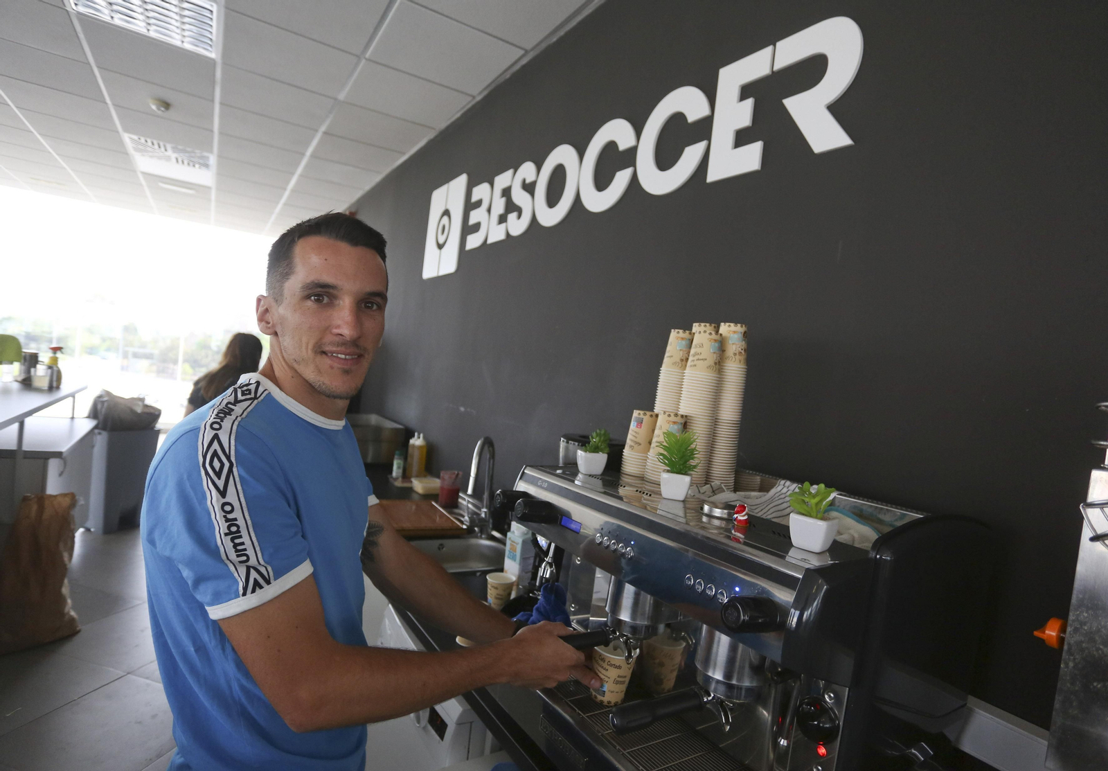 Óscar Muñoz, en la cafetería de BeSoccer, principal patrocinador del UMA Antequera.