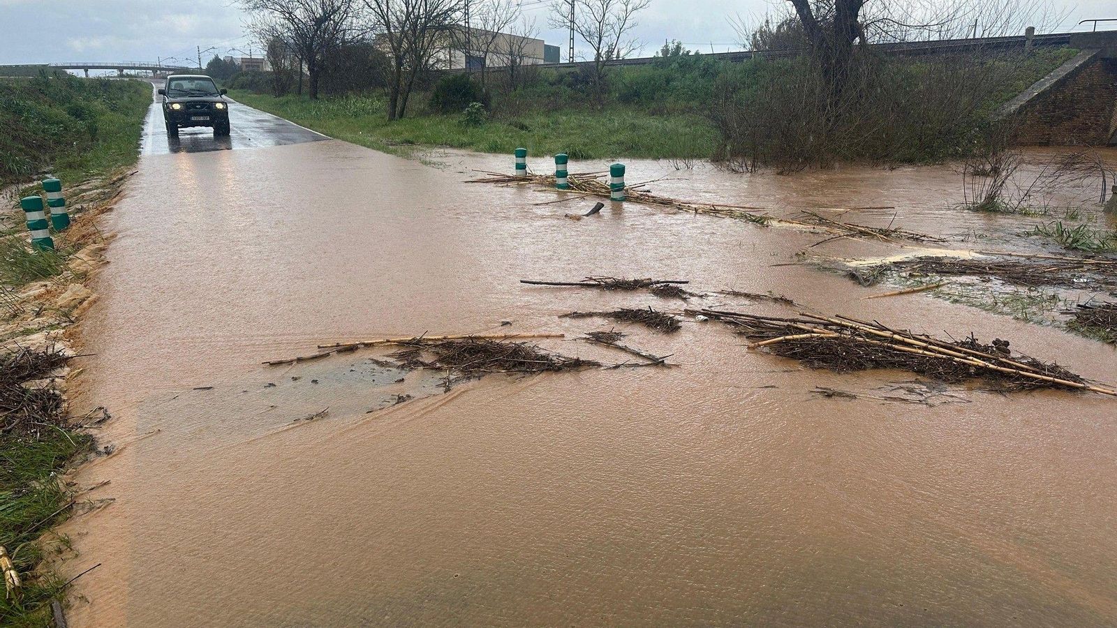 Carretera inundada en Lora del Río.