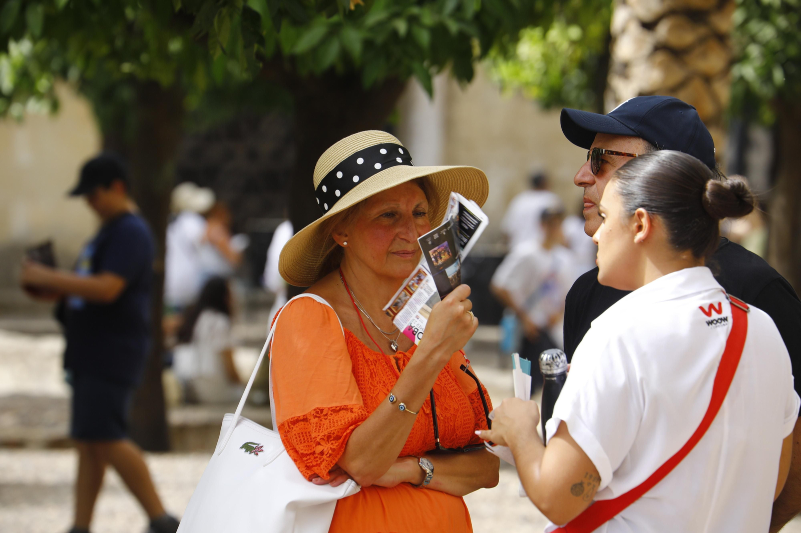 Los turistas visitan Córdoba en alerta roja por altas temperaturas, en fotografías