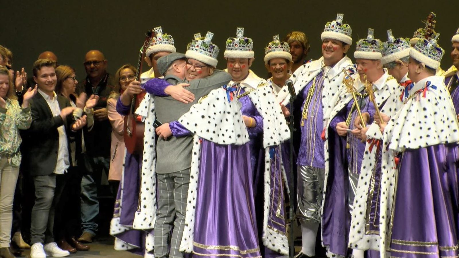 El Noli se abraza emocionado a su chirigota, que le dedicó un pasodoble.