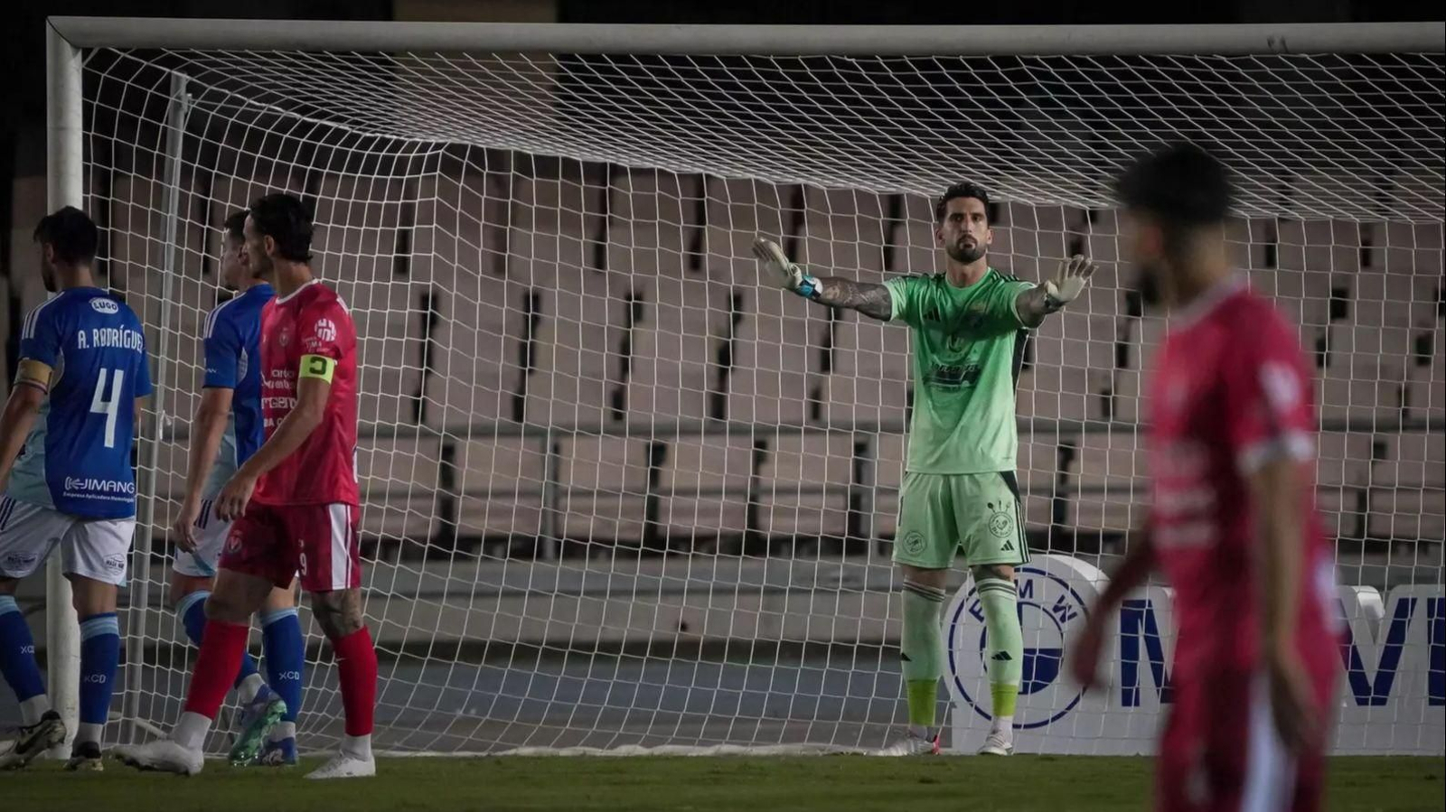 De la Calzada, con la ayuda de sus compañeros, ha dejado su portal a cero en cuatro ocasiones. De la Calzada, con la ayuda de sus compañeros, ha dejado su portal a cero en cuatro ocasiones.