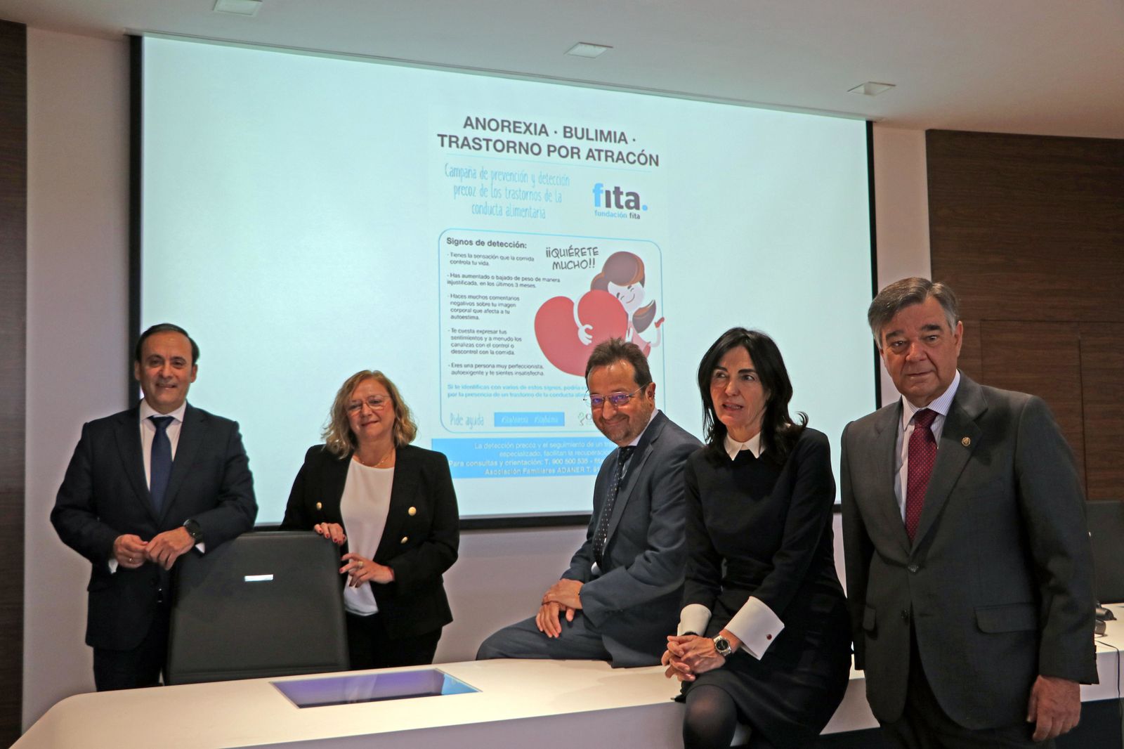 Representantes de las entidades implicadas en la iniciativa 'Stop Anorexia, Stop Bulimia'.