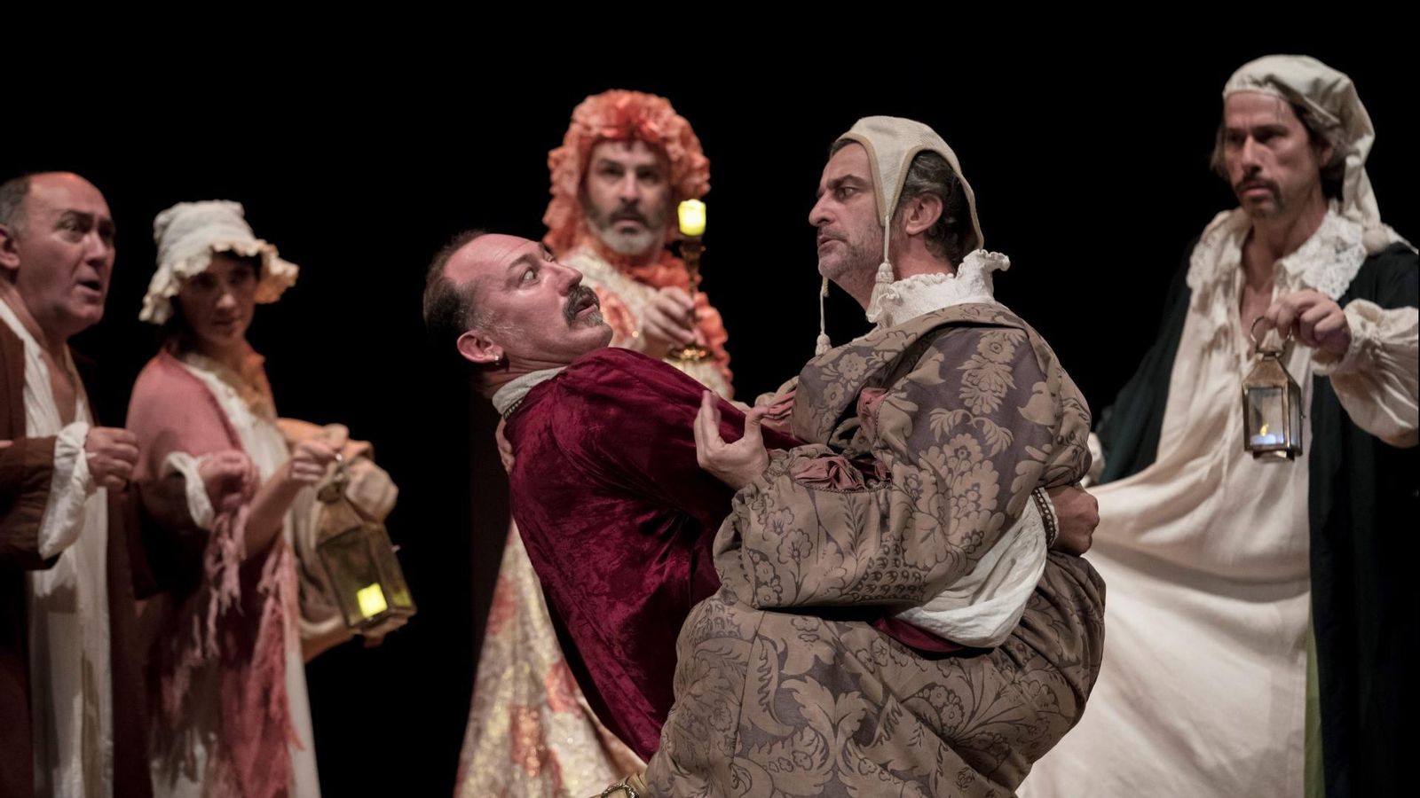 'Entre bobos anda el juego'.