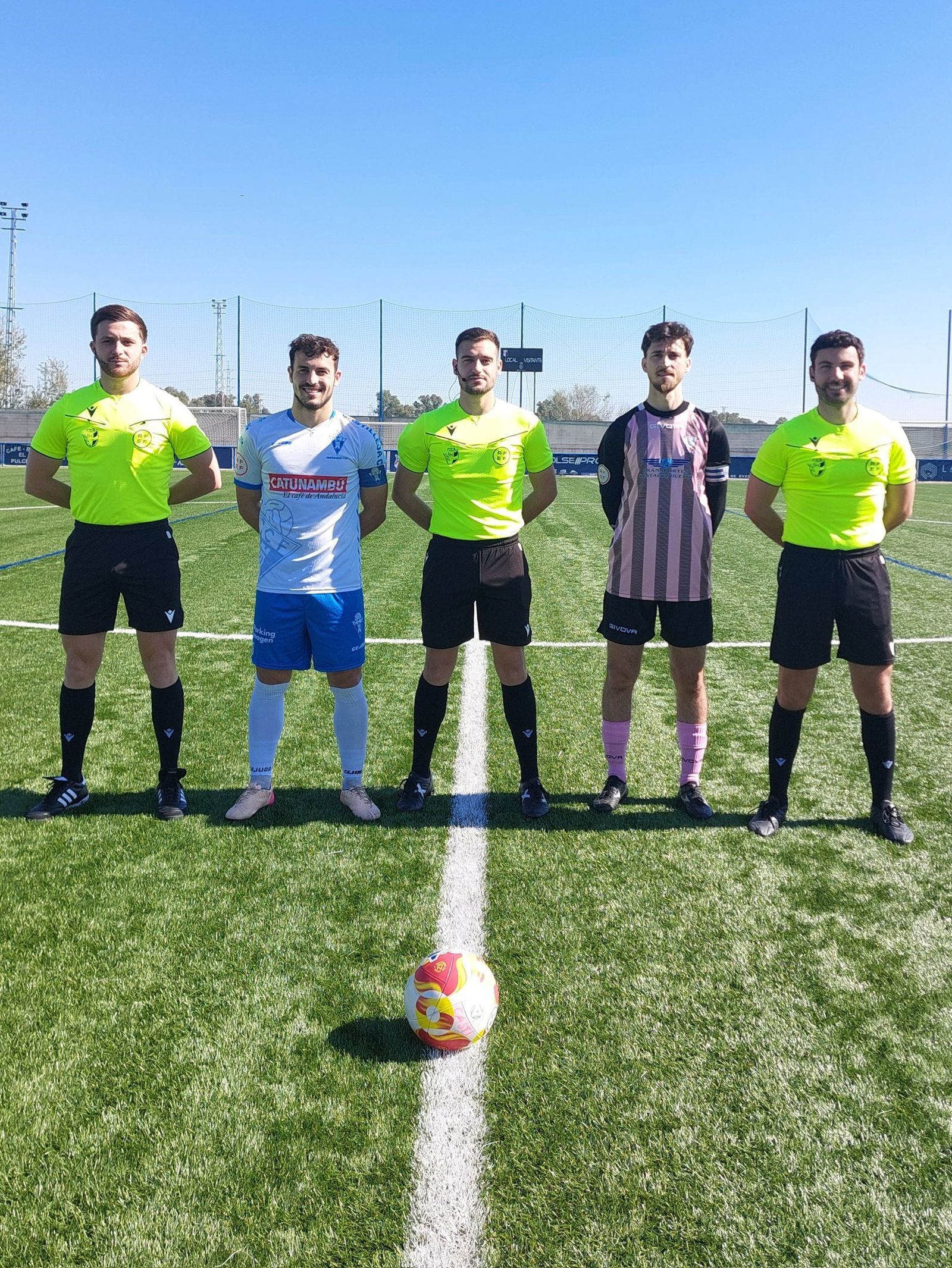 Los capitanes de Castilleja y Bollullos junto al trío arbitral.