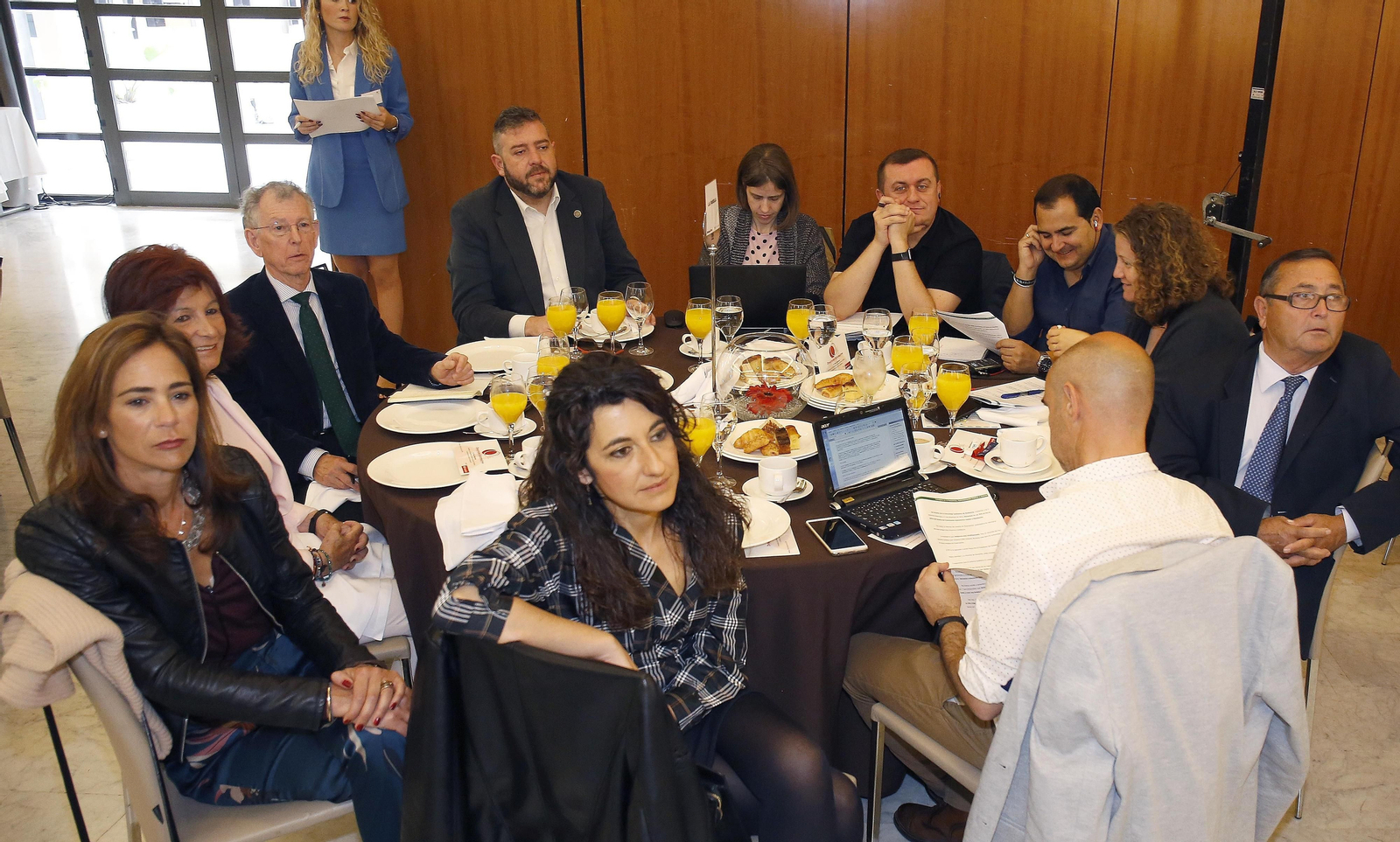 Las imágenes del foro joly con Elías Bendodo