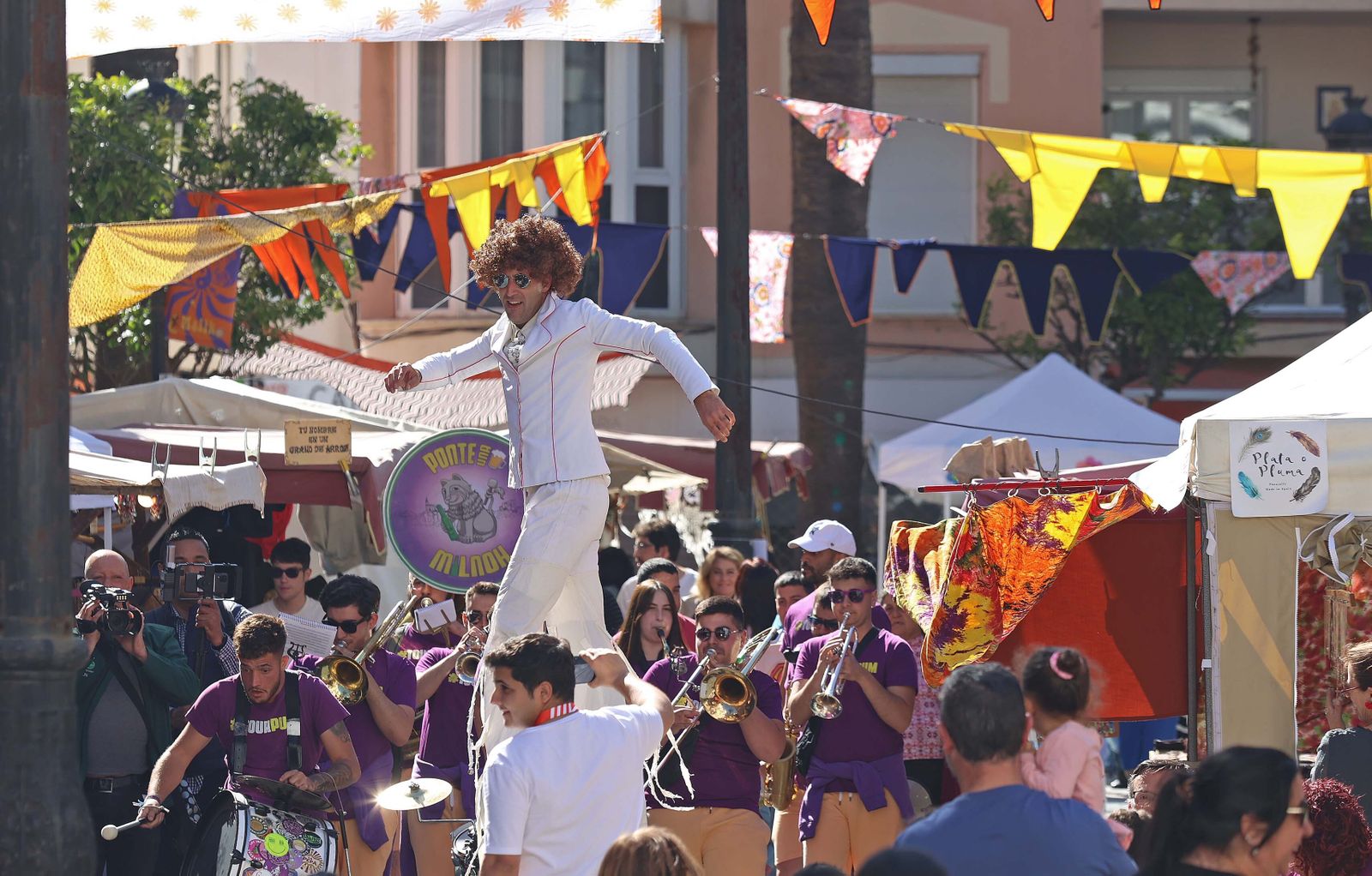 El mercadillo hippie de la Fiesta de la Primavera de La Línea, en imágenes