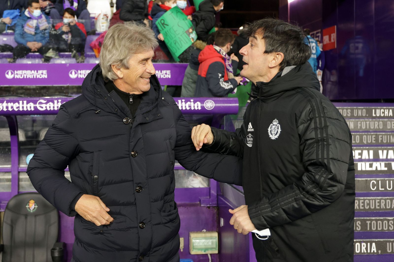 Manuel Pellegrini y Pacheta se saludan antes de la disputa de un encuentro entre verdiblancos y vallisoletanos.