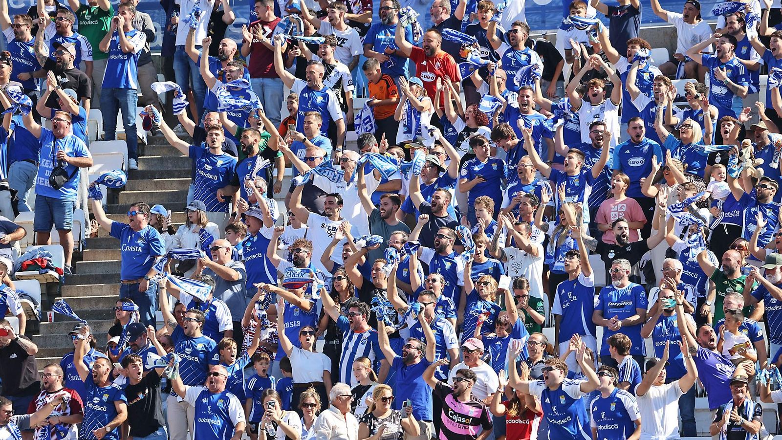 Aficionados del Xerez CD celebran uno de sus goles al Recre.