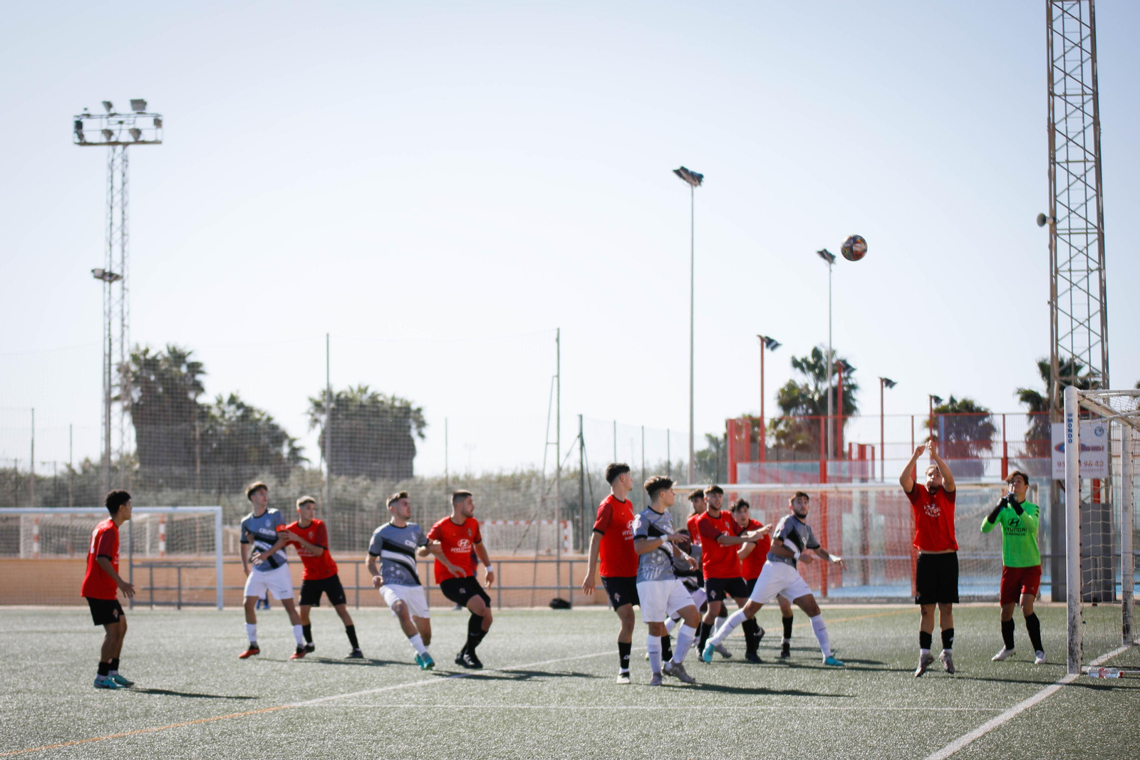 Los de la barriada almeriense defienden un saque de esquina en un partido de este curso.