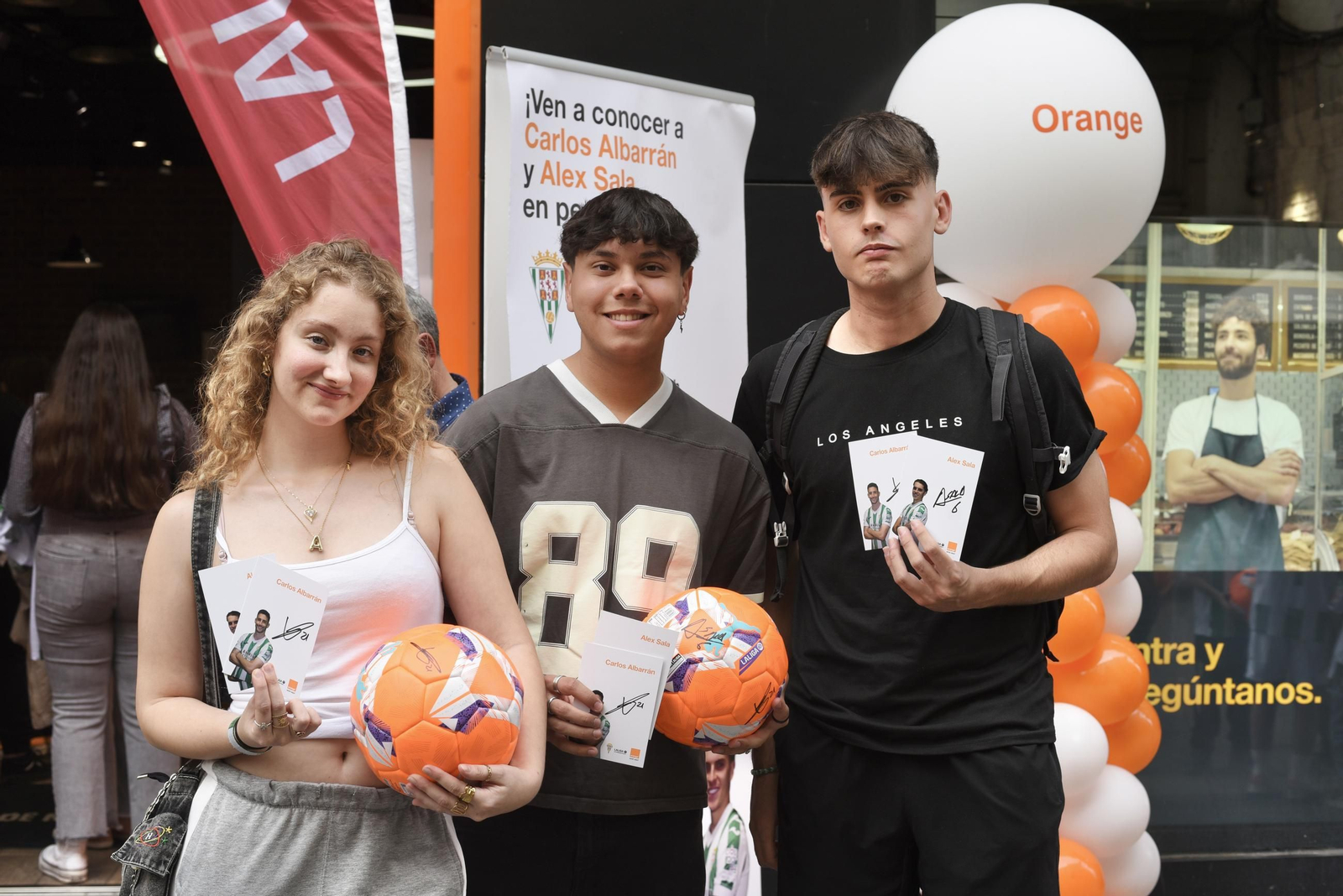 La afición del Córdoba CF enloquece con Álex Sala y Albarrán en el centro de la ciudad