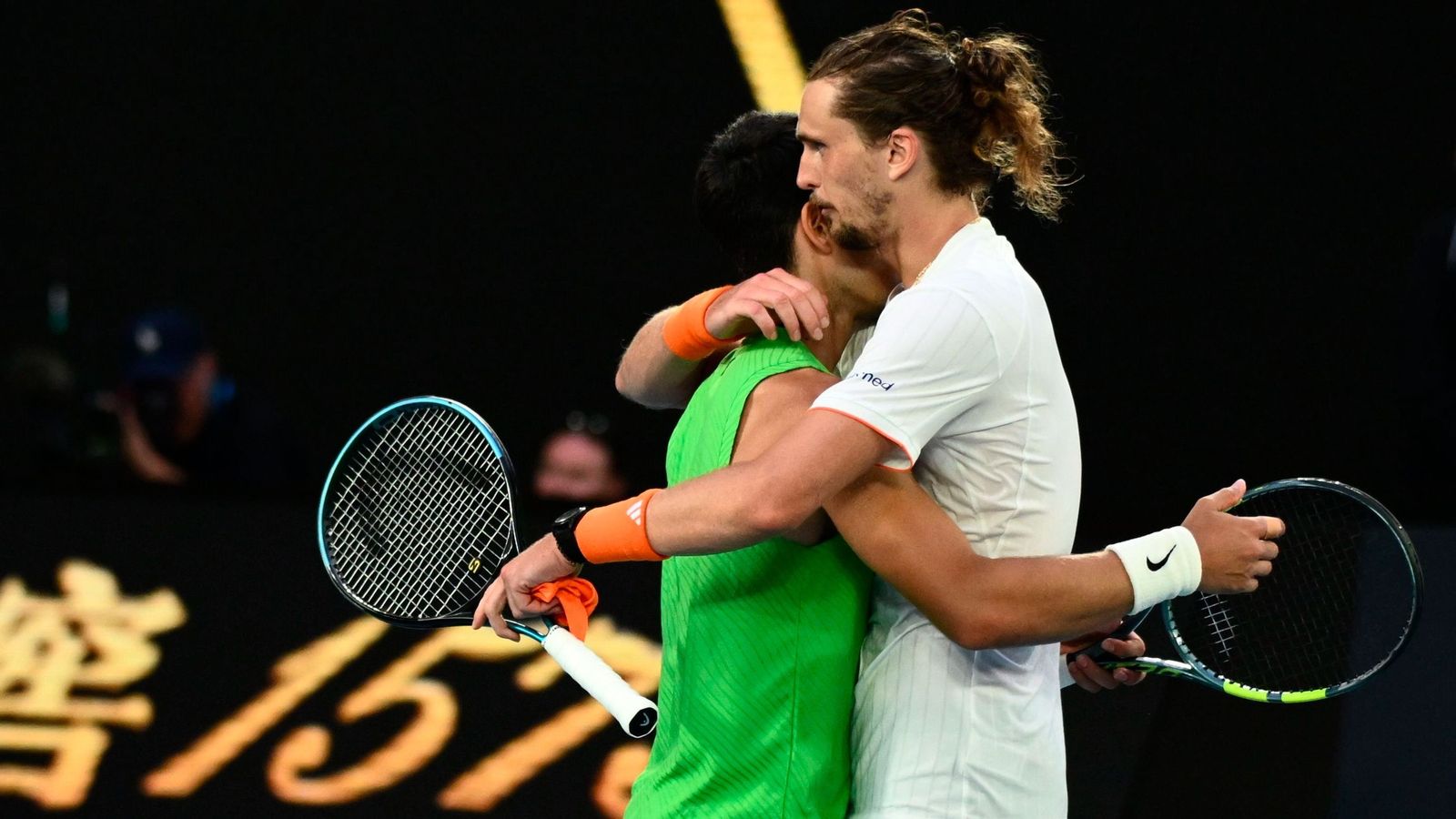 El abrazo de Alcaraz y Zverev tras finalizar el partido