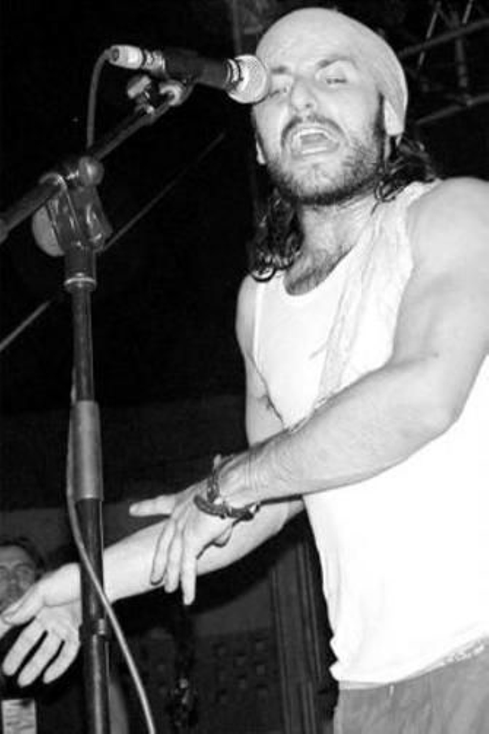 El cantante de Elbicho y, al lado, Manuel, guitarra de Imán.