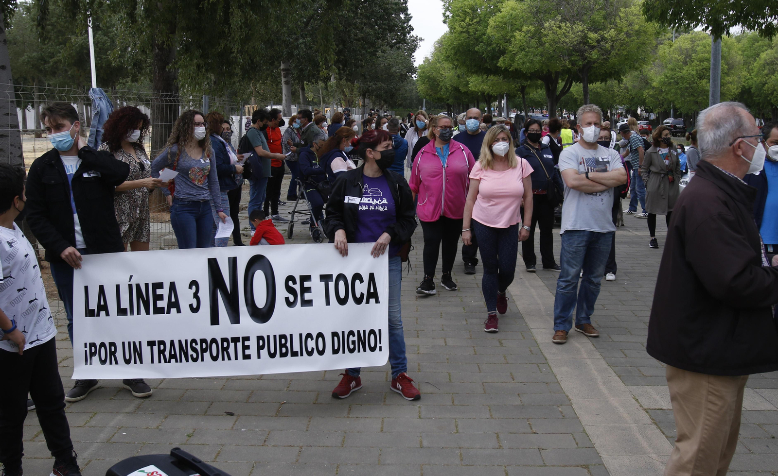 Un momento de la concentración de vecinos en San Jerónimo a cuenta de la modificación de la línea 3 de Tussam.