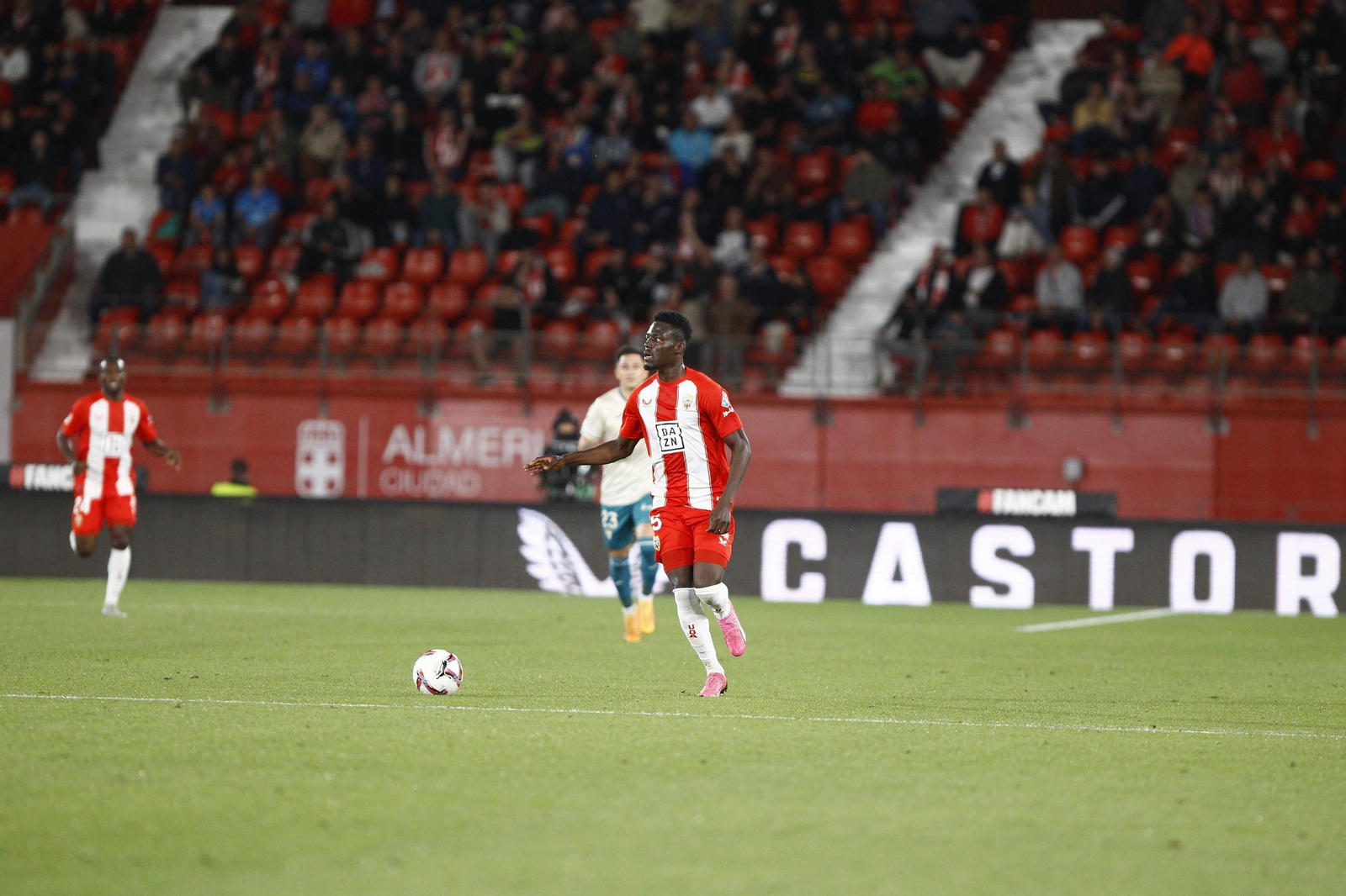 Baba conduce el balón durante el encuentro frente al Córdoba en el que cayó lesionado.