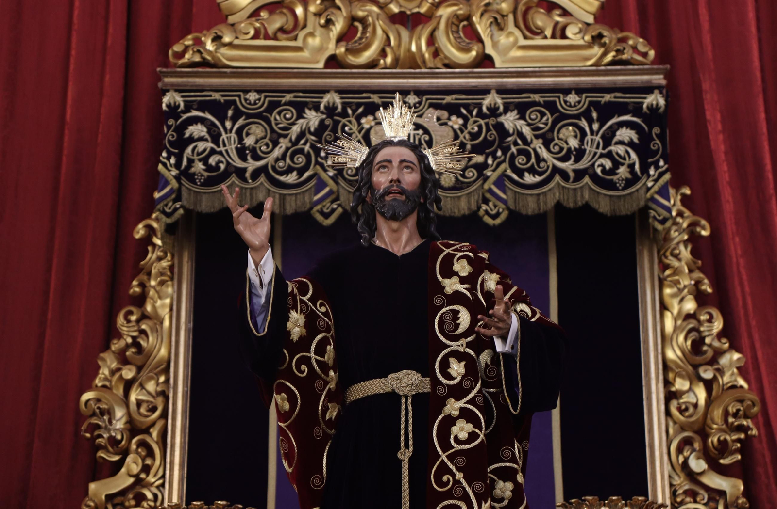 Sevilla acaricia la Semana Santa en un Domingo de Pasión lleno de cultos