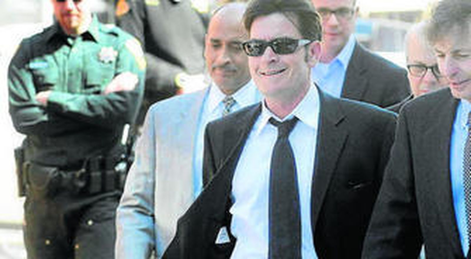 Charlie Sheen pierde la cabeza y es hospitalizado