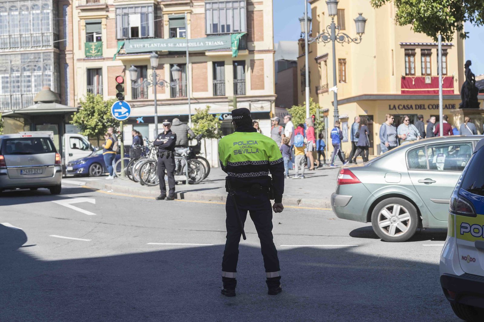 Policías locales, en el dispositivo de la Esperanza de Triana.