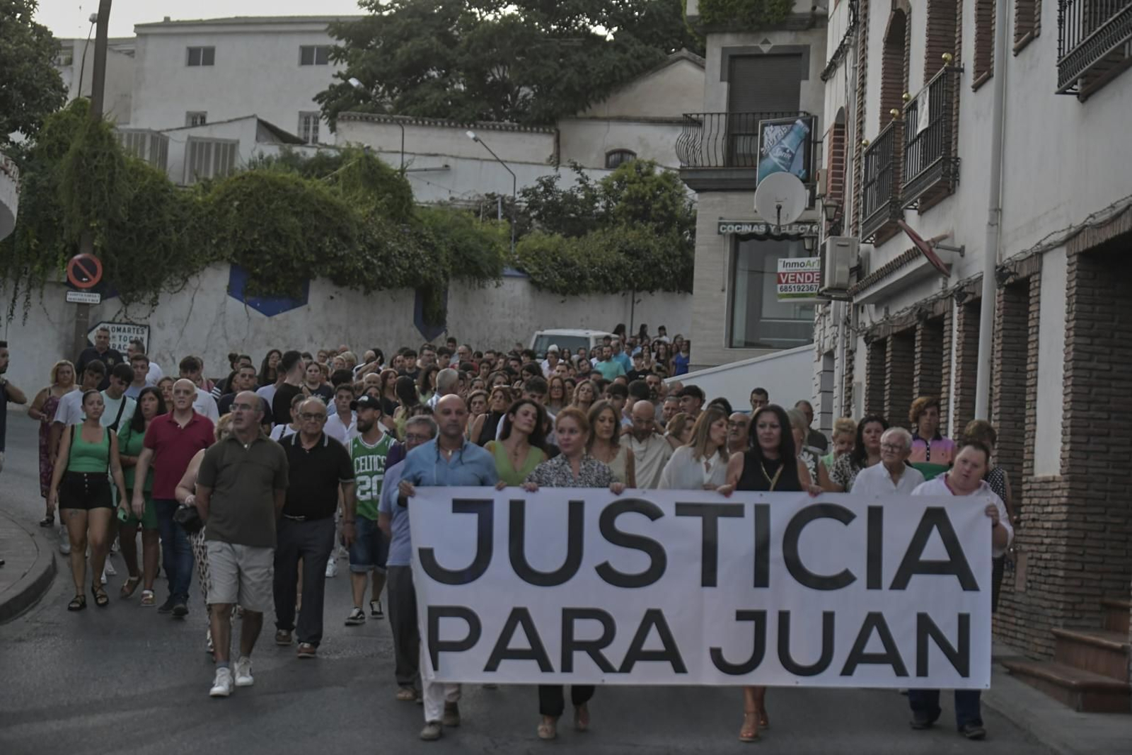 Íllora sale a la calle en busca de justicia para Juan tras un año de su muerte