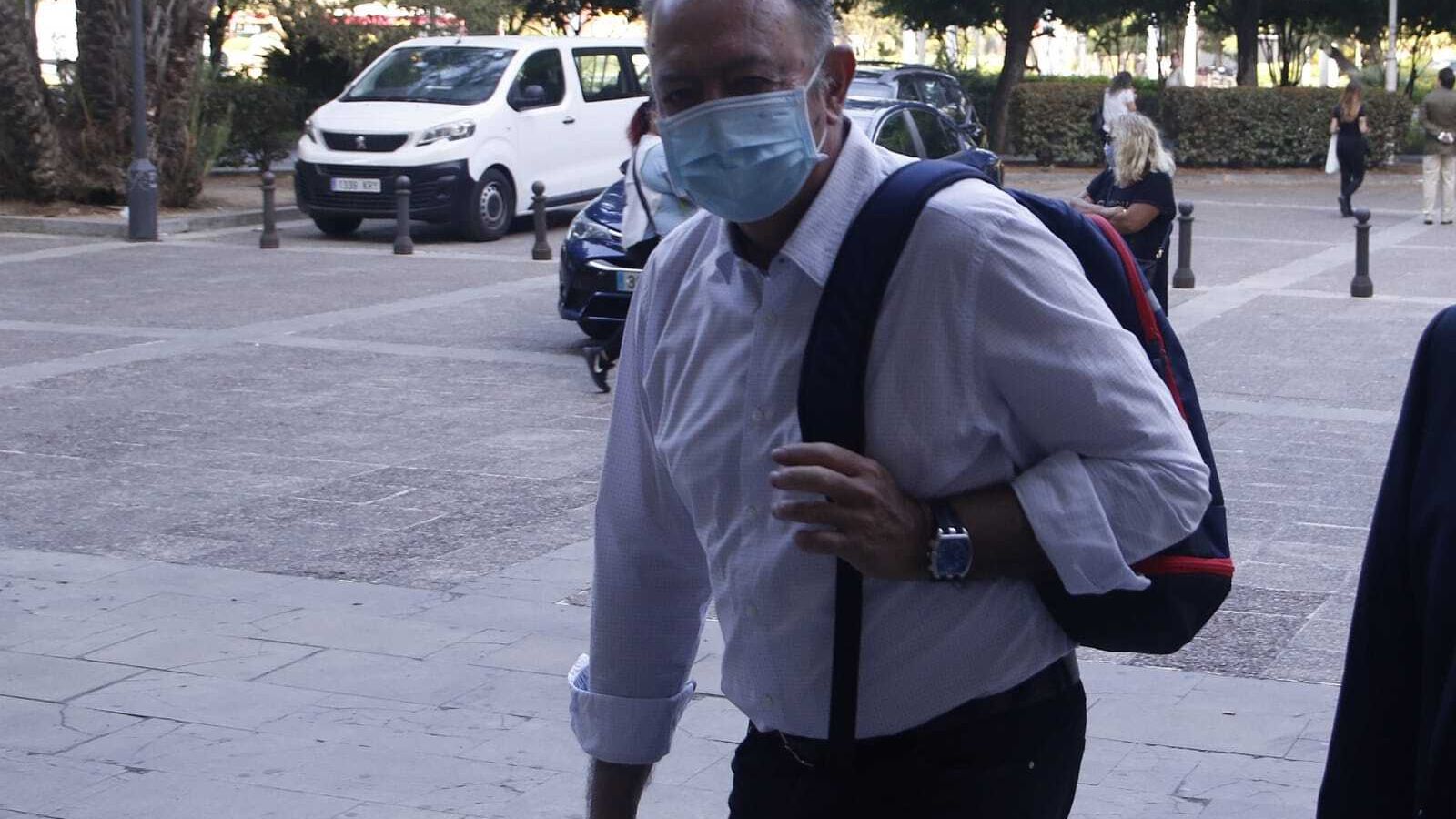 El ex director de Trabajo Daniel Alberto Rivera, a su llegada a la Audiencia.