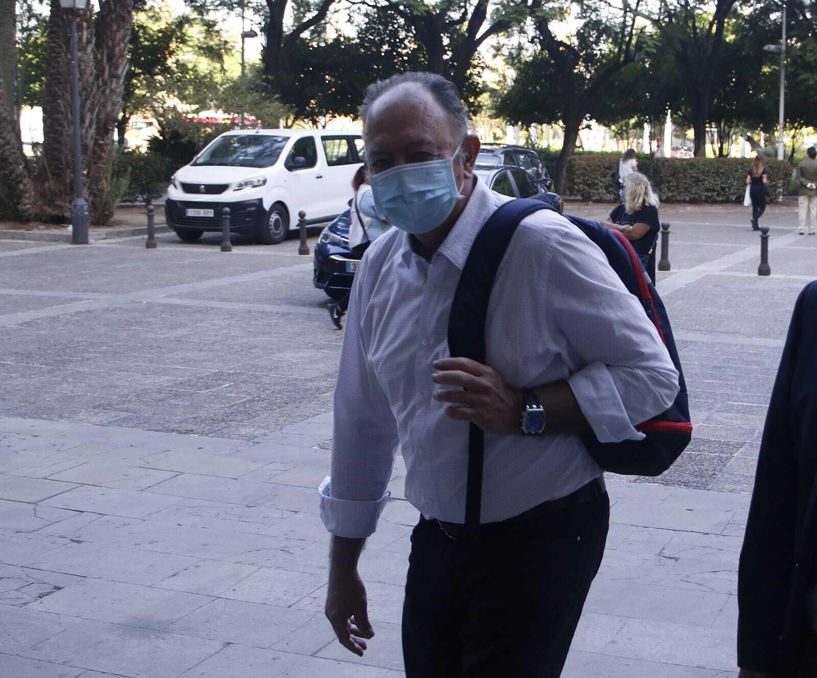 El ex director de Trabajo Daniel Alberto Rivera, a su llegada a la Audiencia.