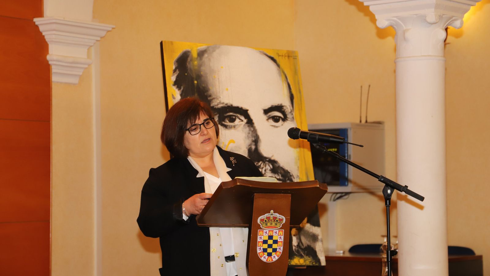 La profesora se dirige al público tras recibir el galardón.