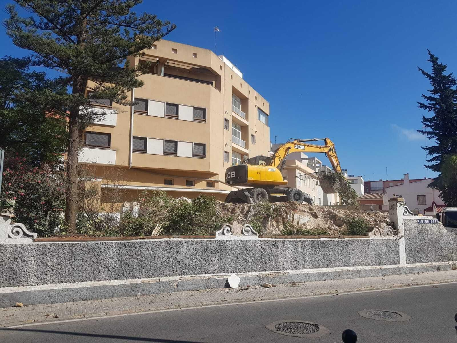Una retroexcavadora trabajando en el solar, en una imagen del viernes.