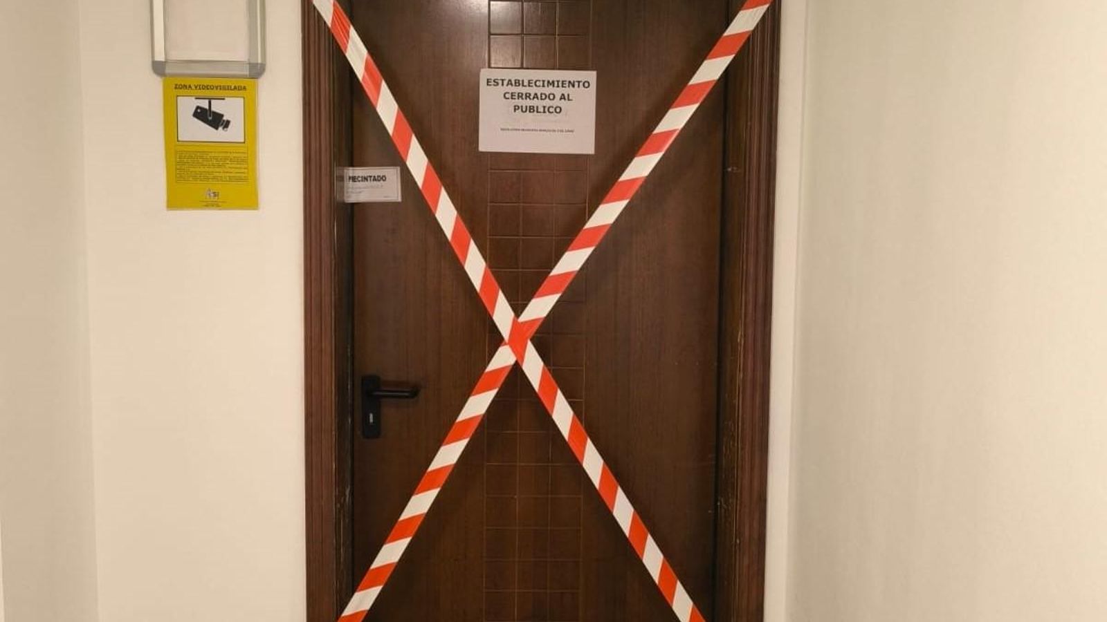 Una salida de emergencia precintada. Una salida de emergencia precintada.