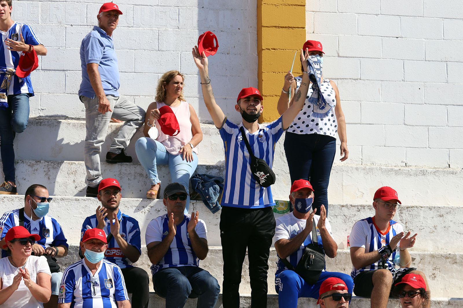 Imágenes de la afición más fiel del Recre en su visita al campo del Antoniano