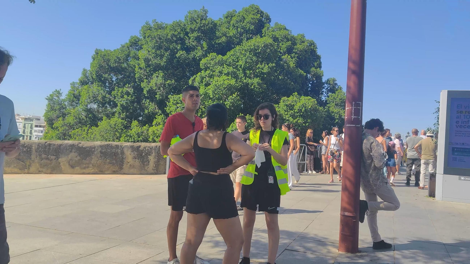 El puente de Triana, cortado por una serie de Netflix: luces, cámaras y humo en pleno centro de Sevilla