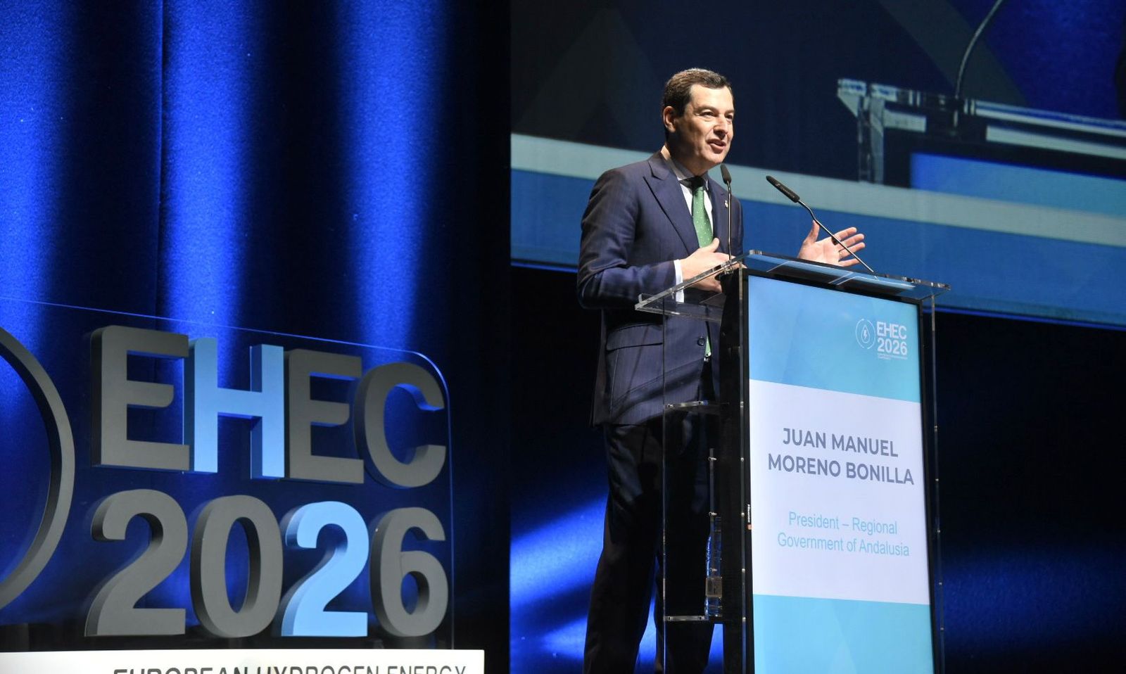 Juanma Moreno, presidente de la Junta de Andalucía, durante la inauguración del 'European Hydrogen Energy Conference'.