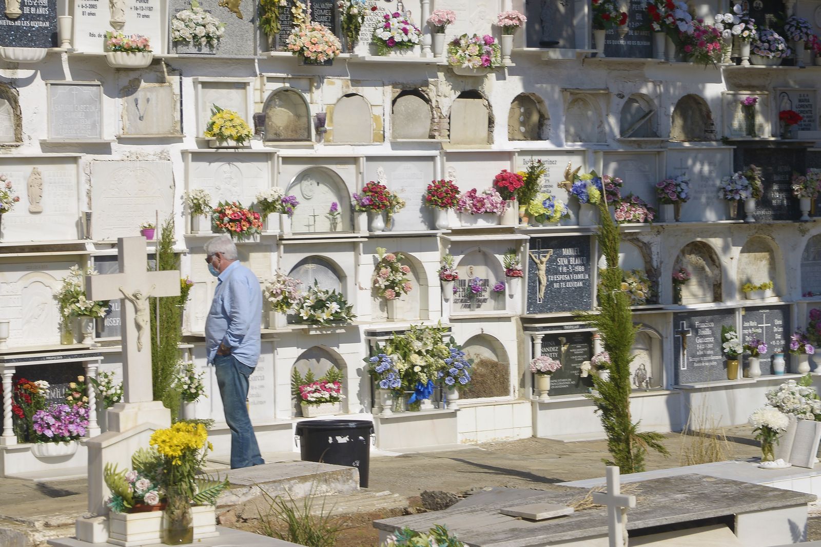 Fotos de los cementerios de Algeciras en el día de los difuntos