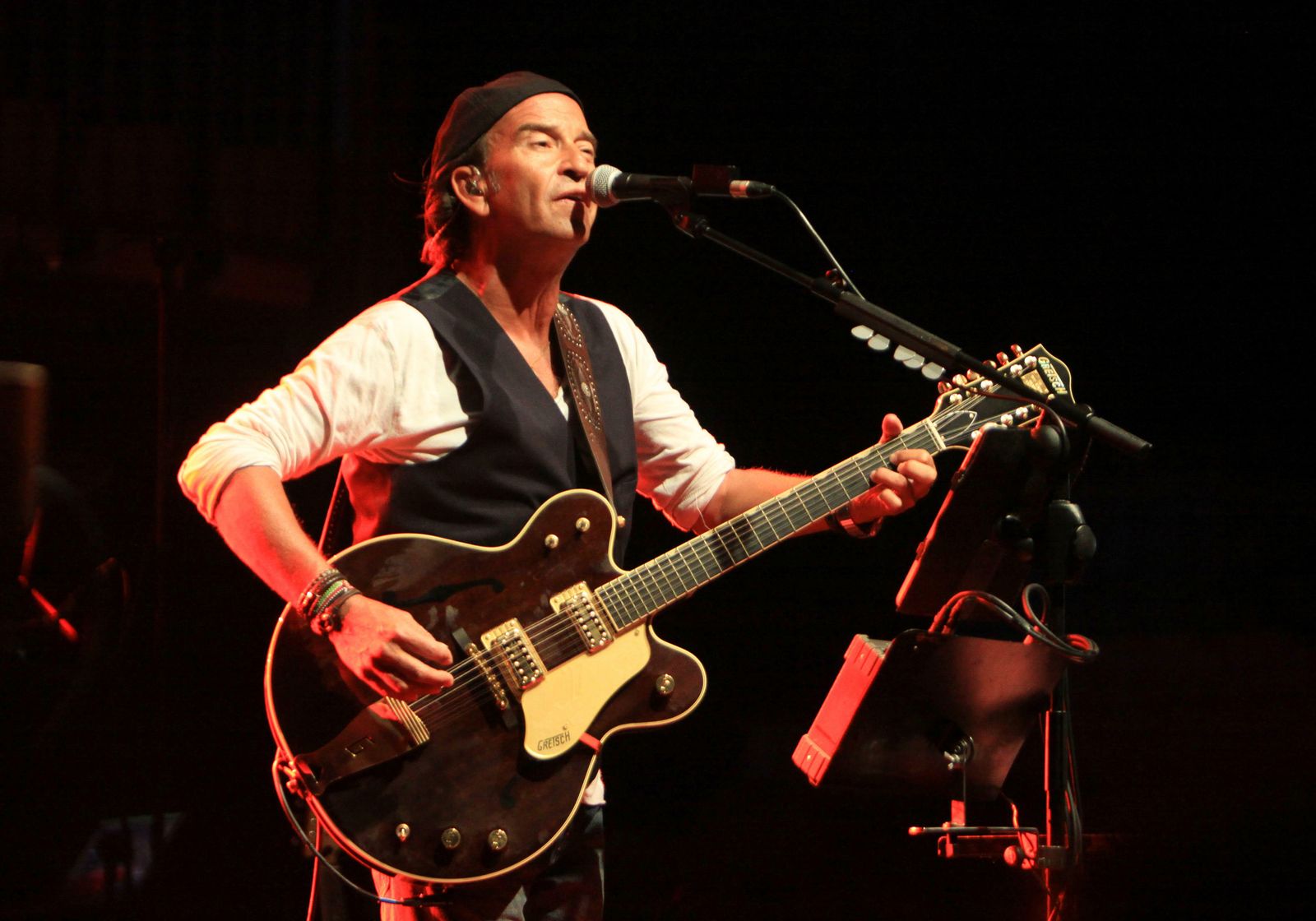 Álvaro Urquijo, líder de Los Secretos, en el concierto de Sancti Petri