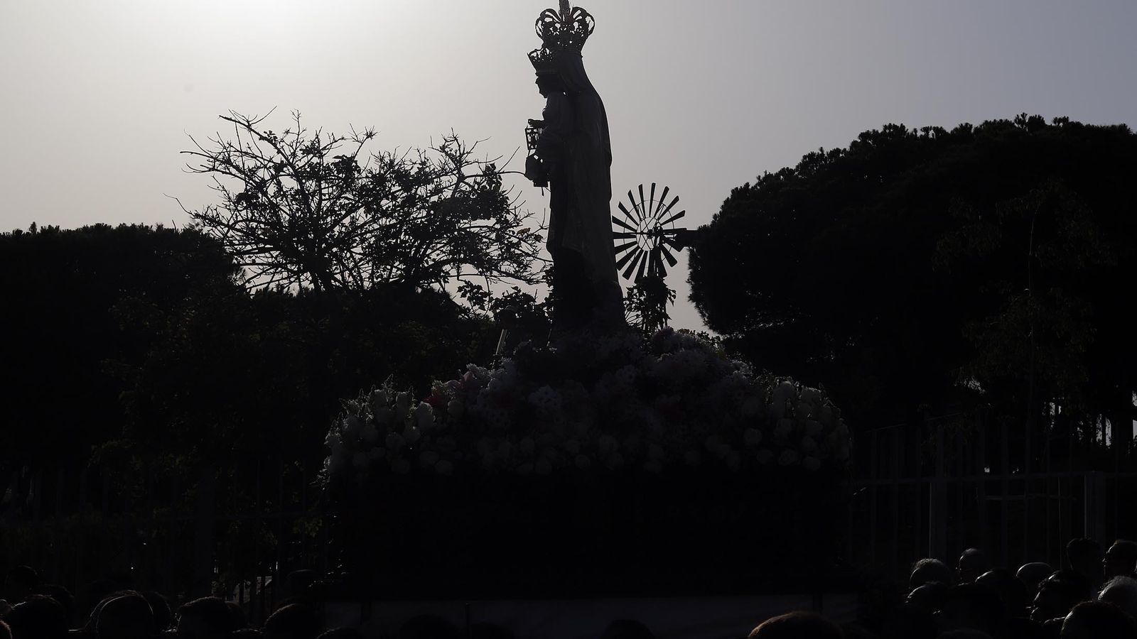 Una bella estampa de la Virgen del Carmen en Punta Umbría a la caída del sol durante la procesión.