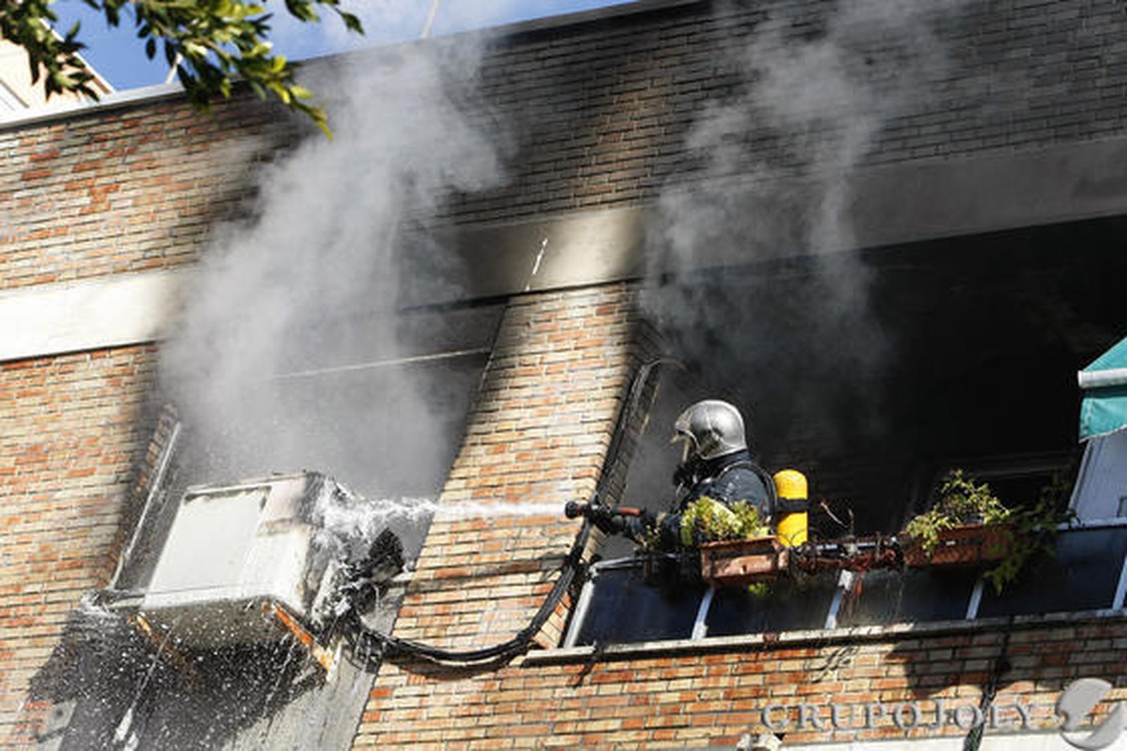 Bomberos intervienen en el incendio de una vivienda en la calle María Auxiliadora de la capital.

Foto: Jose Braza