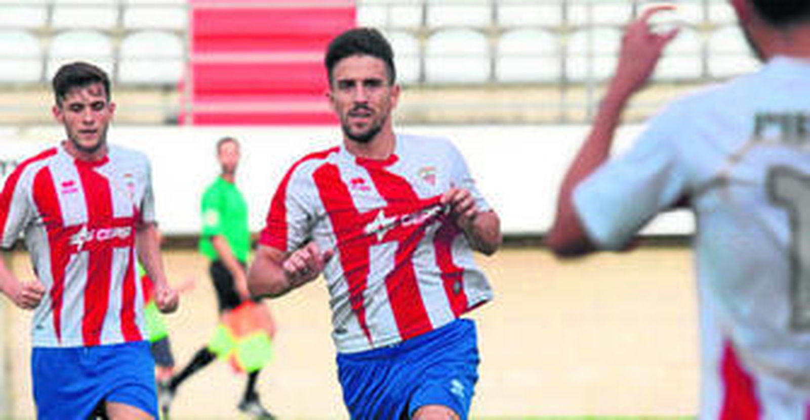 El delantero Joselu enseña el escudo después de marcar uno de sus dos goles ante el Mairena.