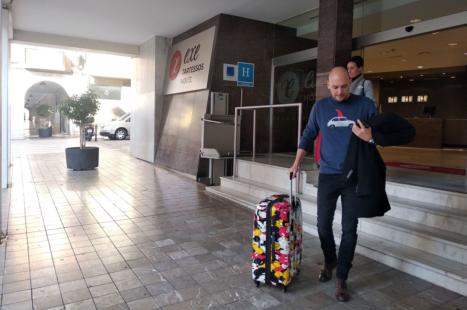 Turistas a las puertas del céntrico hotel Exe Tartessos de la capital onubense.