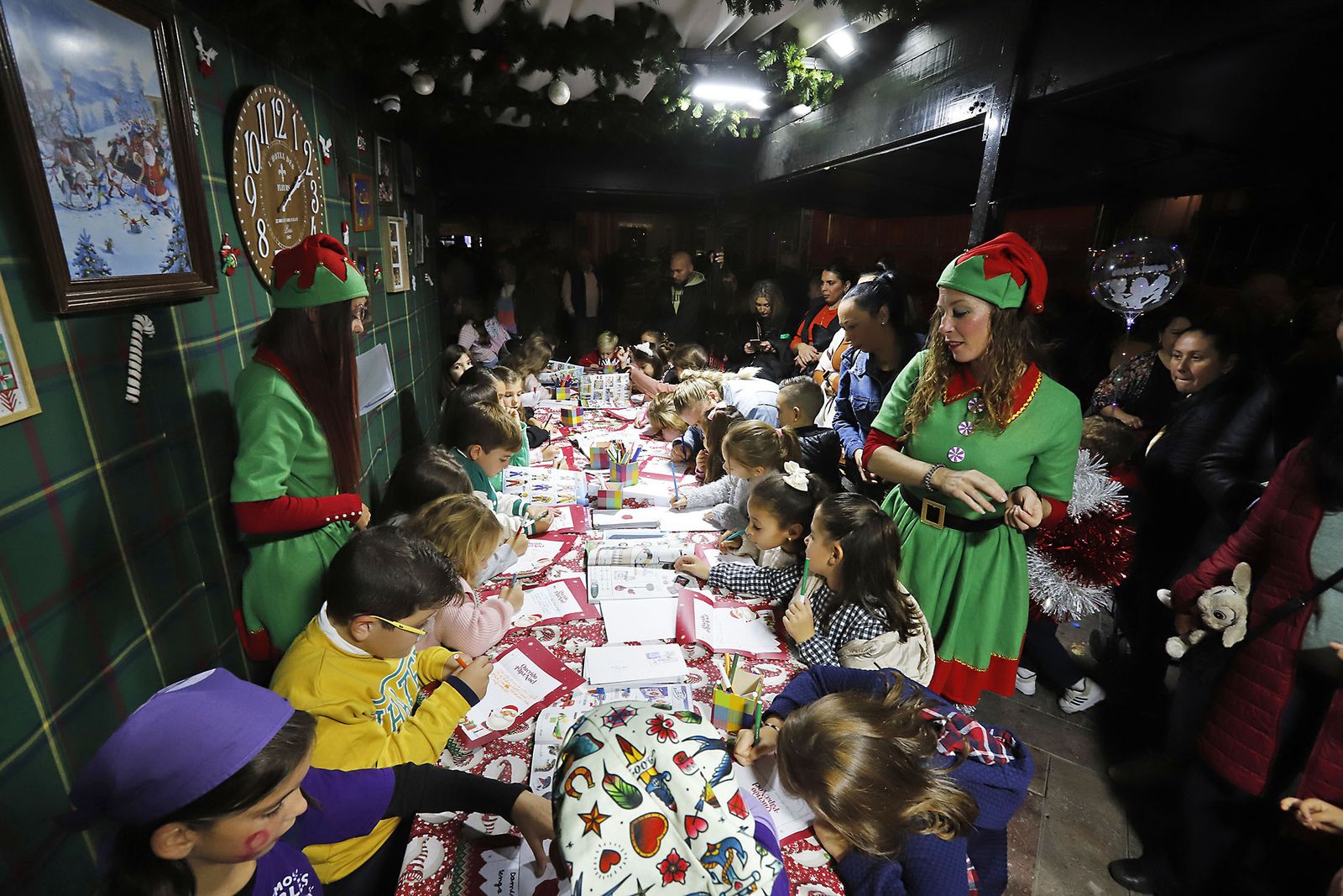 Imágenes del mercado navideño de la Plaza de Las Monjas