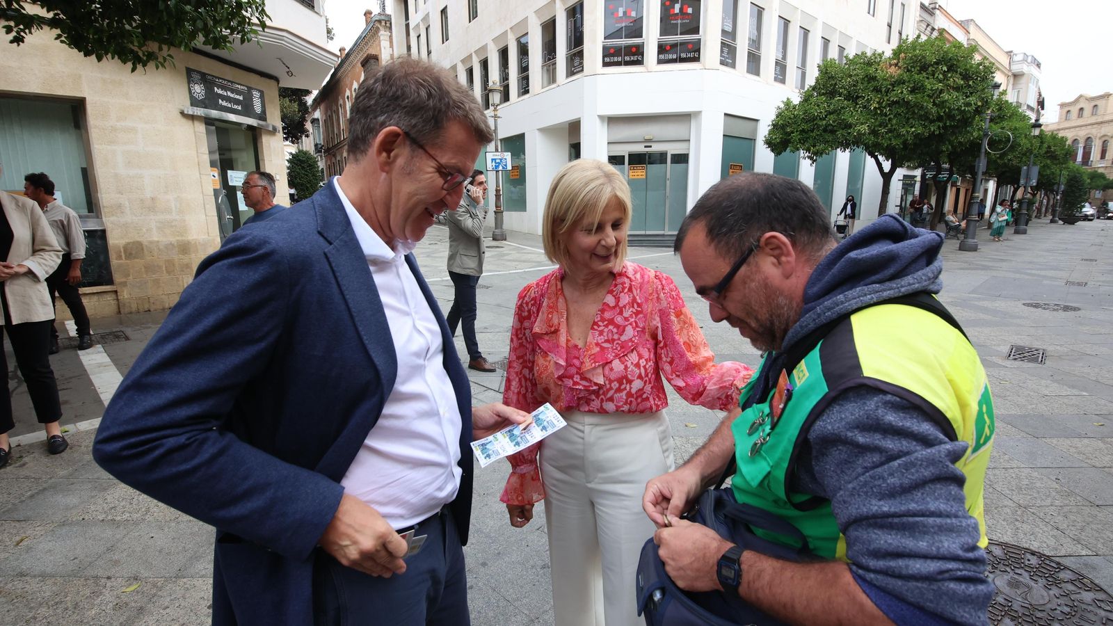 Núñez Feijóo comprando un cupón de la Once.