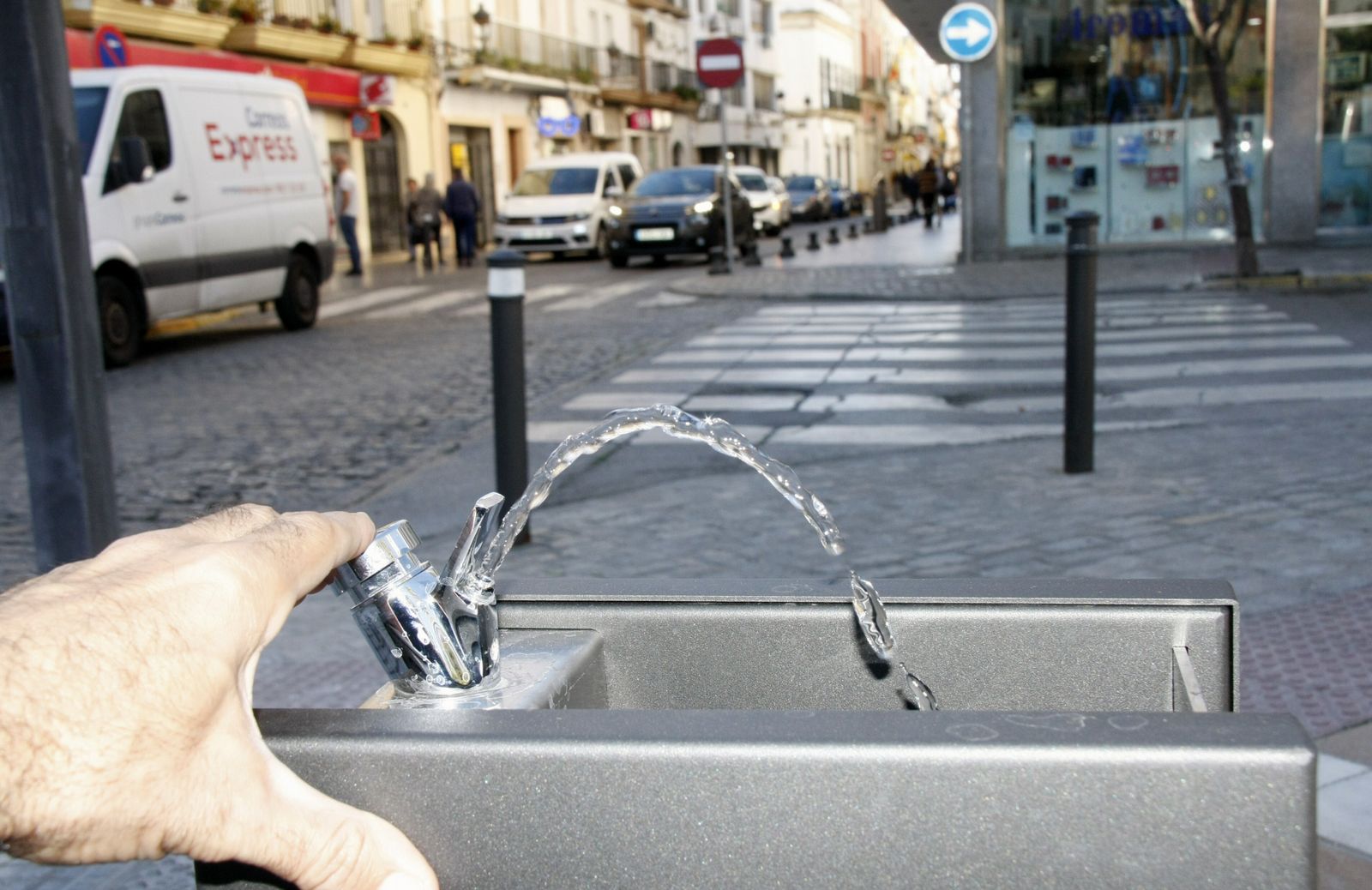 Una imagen de la fuente bebedero instalada en la plaza de Isaac Peral.