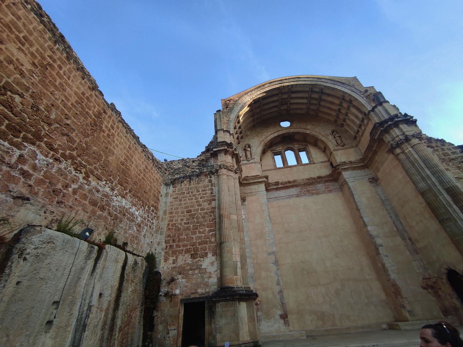 El imponente ábside abierto al cielo: un escenario único donde pasado y presente se encuentran.