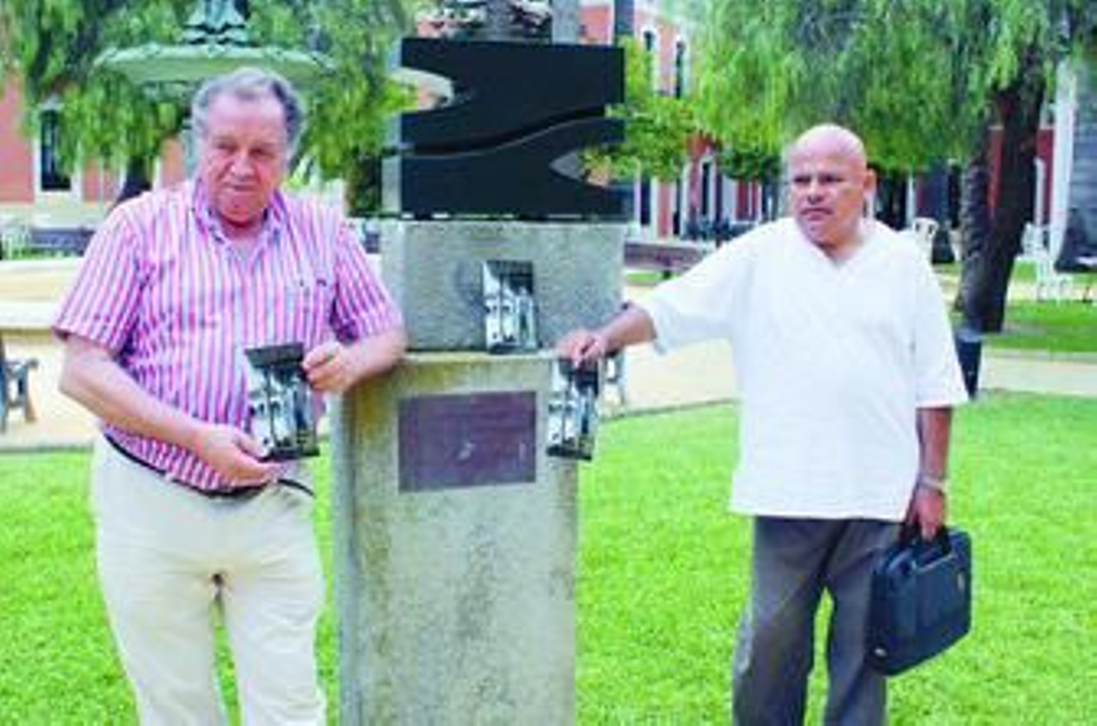 Oliver Herrera y Luis Arias Manzo, que presentaron ayer en Huelva el Movimiento Poetas del Mundo.