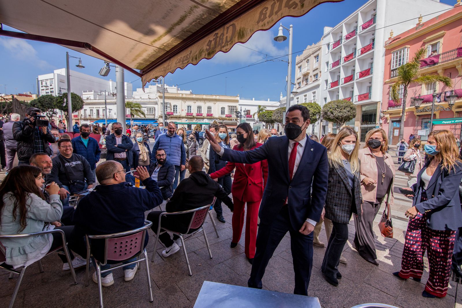 Así ha sido la visita del presidente de la Junta a las hermandades del Lunes Santo de San Fernando