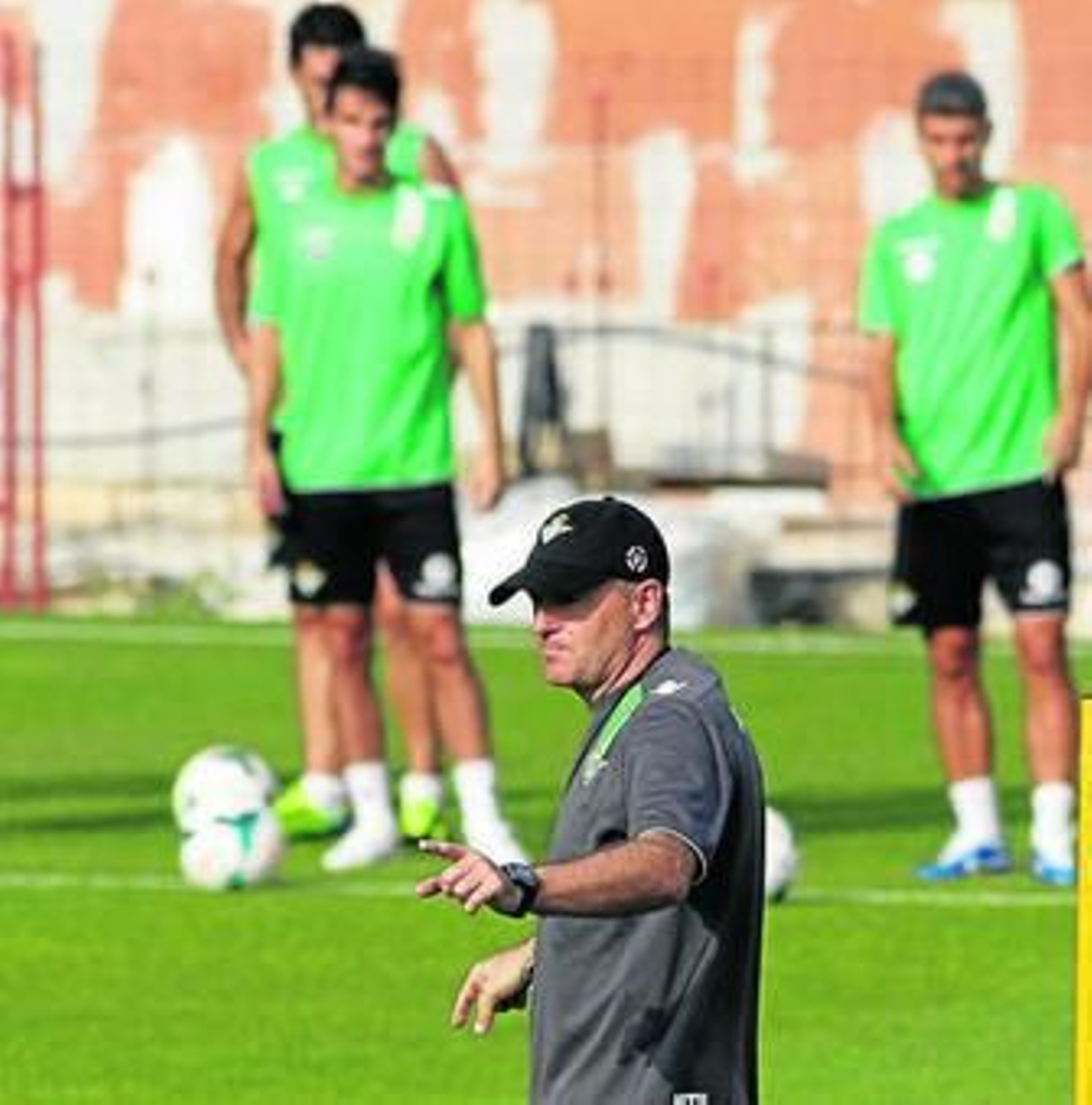 Pepe Mel reclama atención en el entrenamiento.