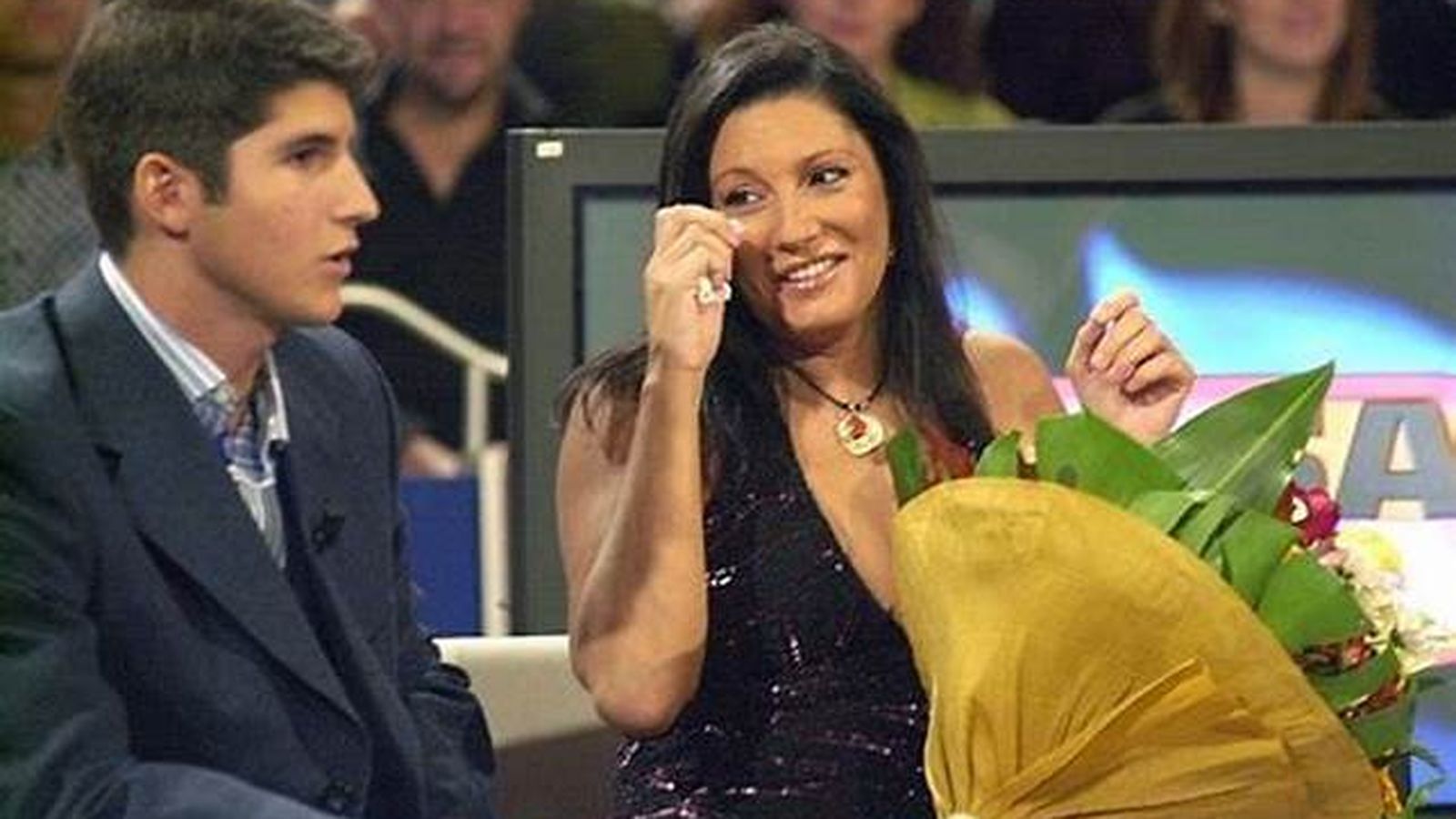 Julián Contreras, sentado junto a su madre, en un programa del corazón.