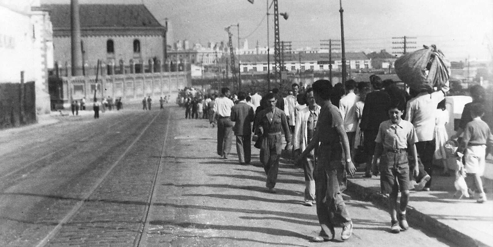 Imágenes de cien años de cambios en la Cuesta de las Calesas de Cádiz