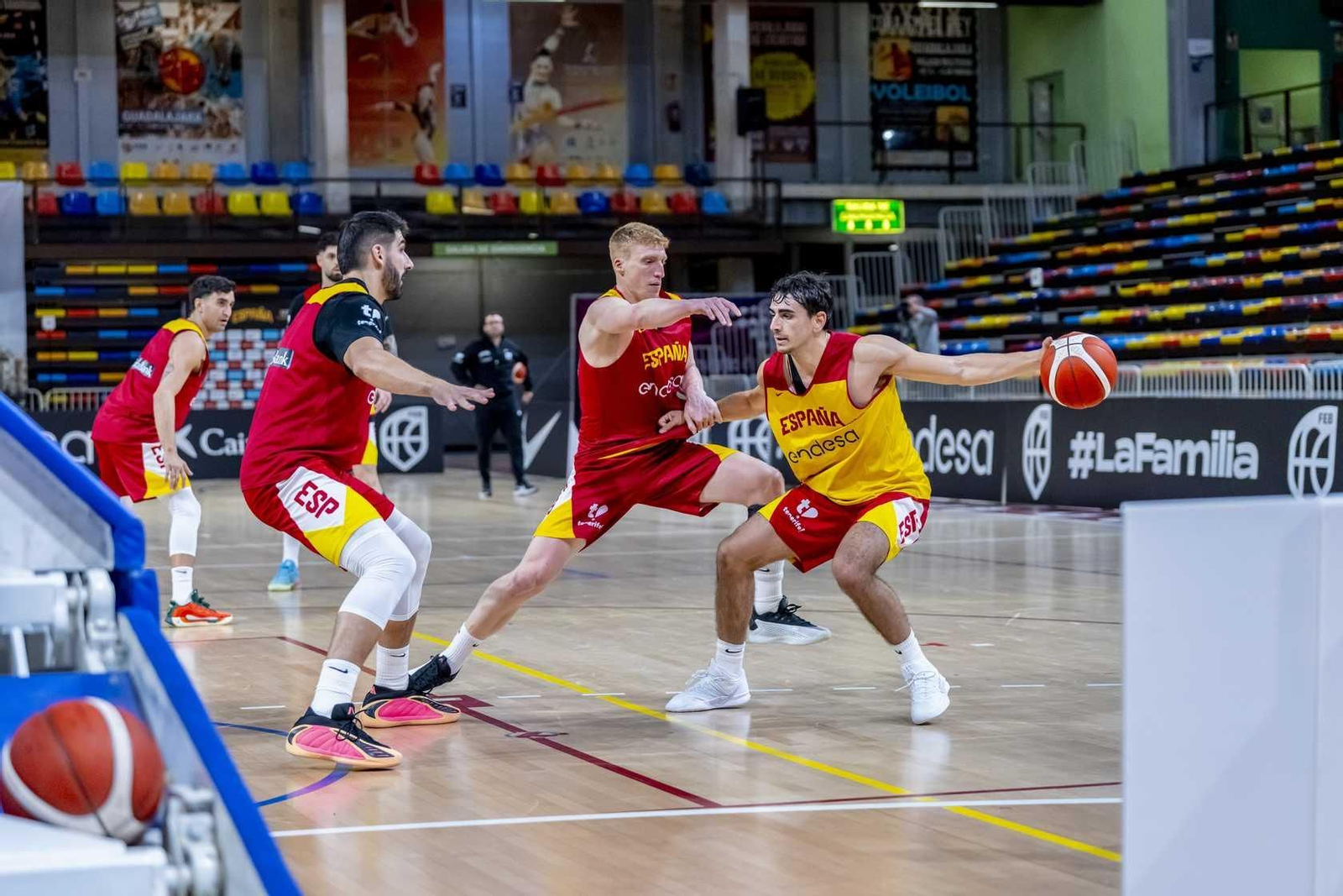 Alberto Díaz, Francis Alonso y Paco Aurioles, en la primera España de Chus Mateo
