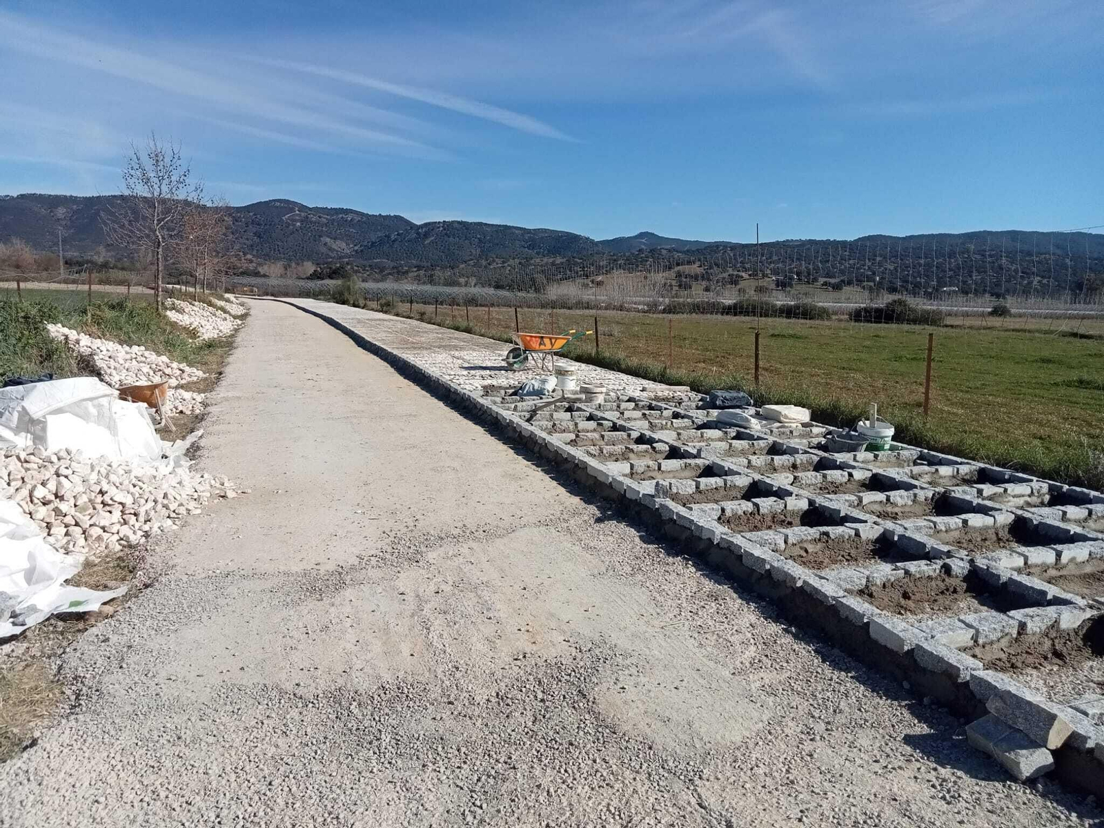 Obras en el camino de San Mamés de Aroche.