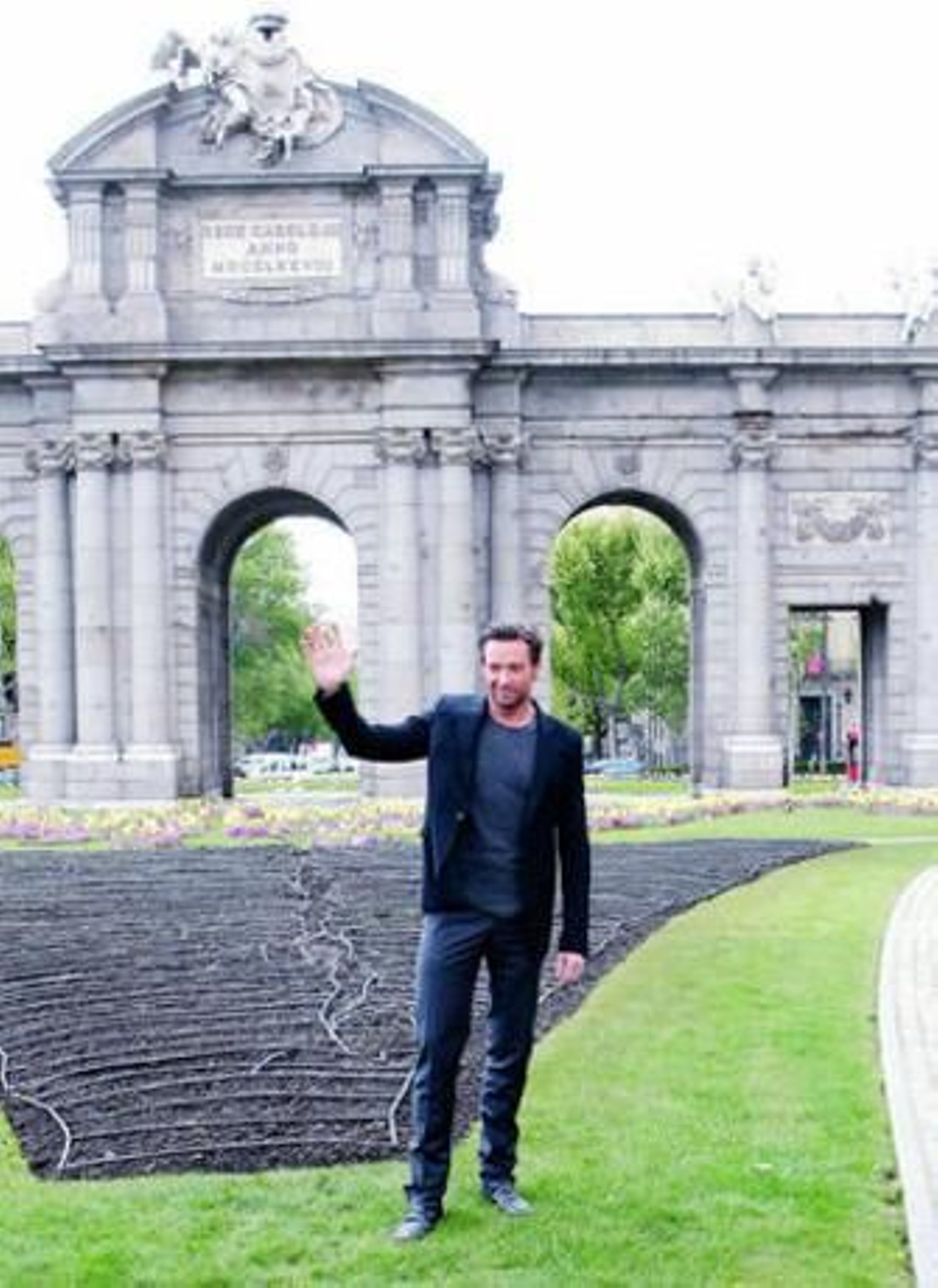 Hugh Jackman, frente a la Puerta de Alcalá.