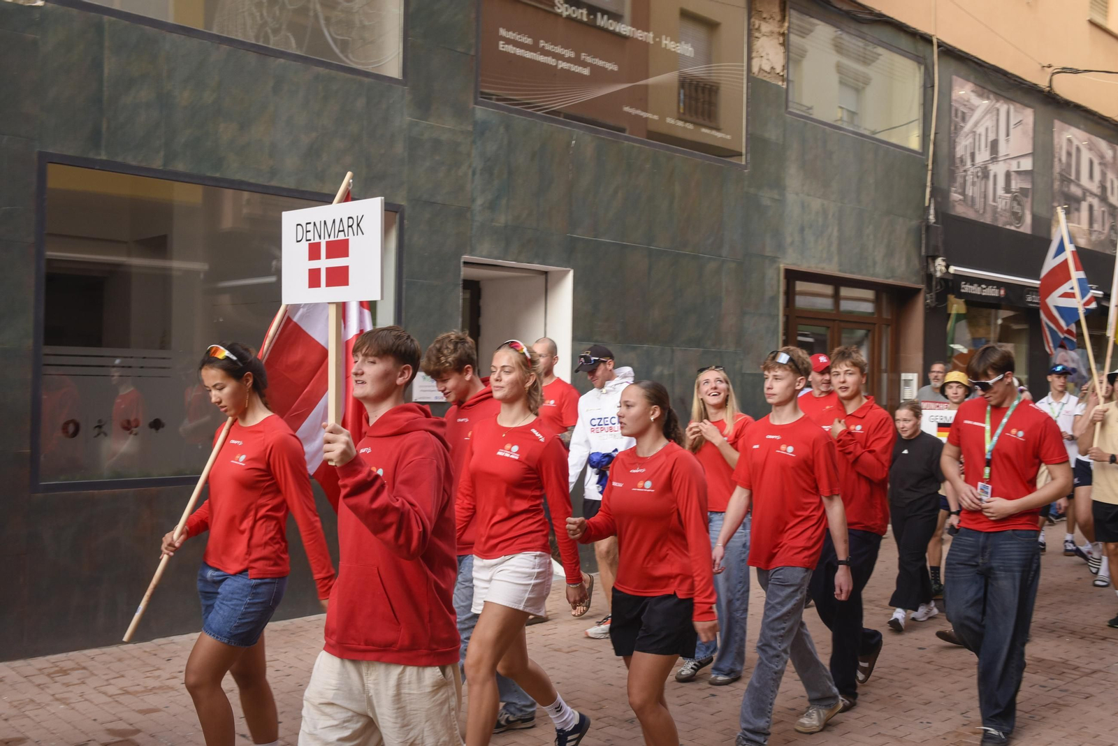 Las fotos del desfile de participantes de la Copa de la Juventud Europea de remo beach sprint de La Línea